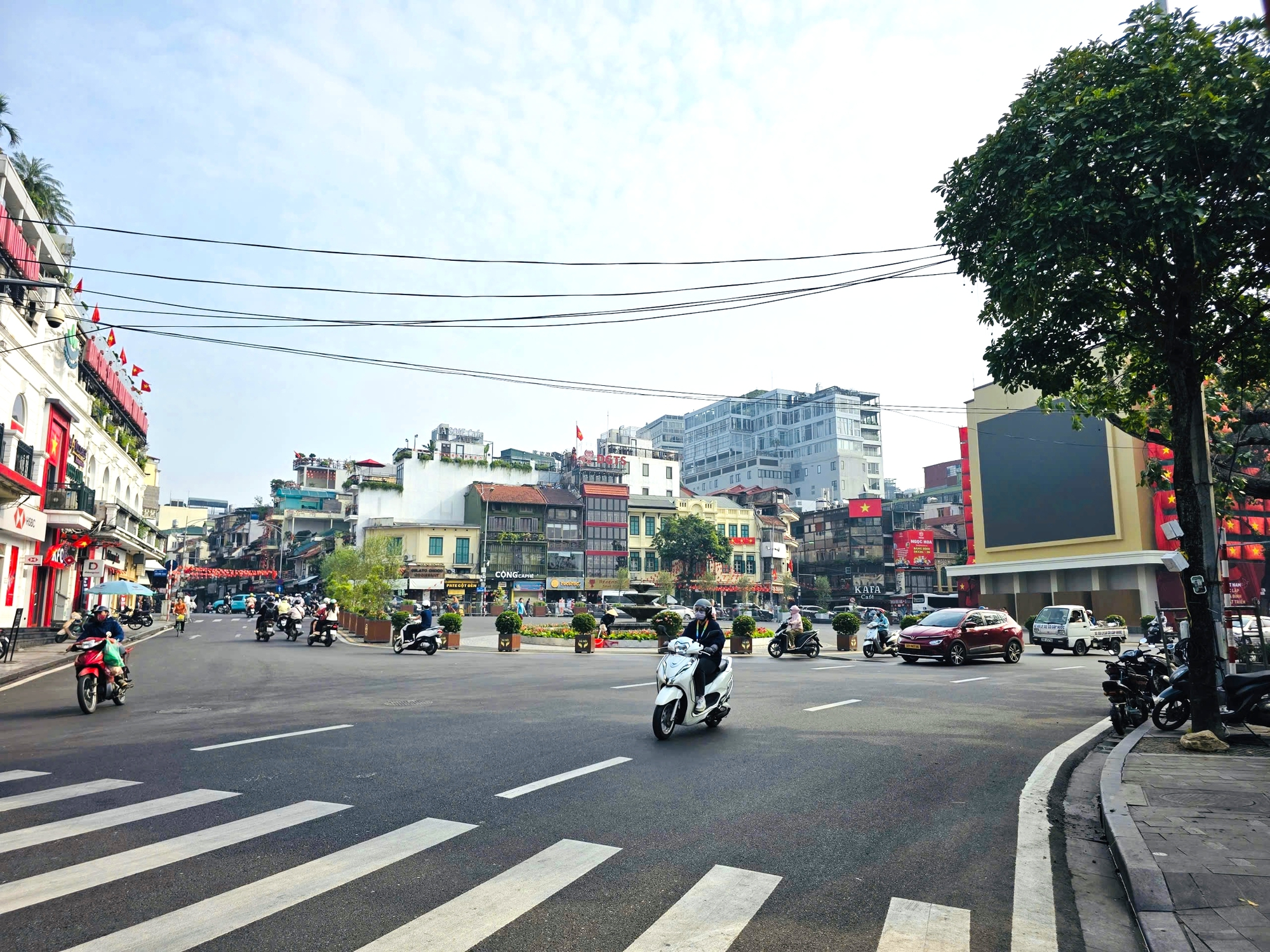 Diện mạo mới của quảng trường Đông Kinh Nghĩa Thục- Ảnh 1.