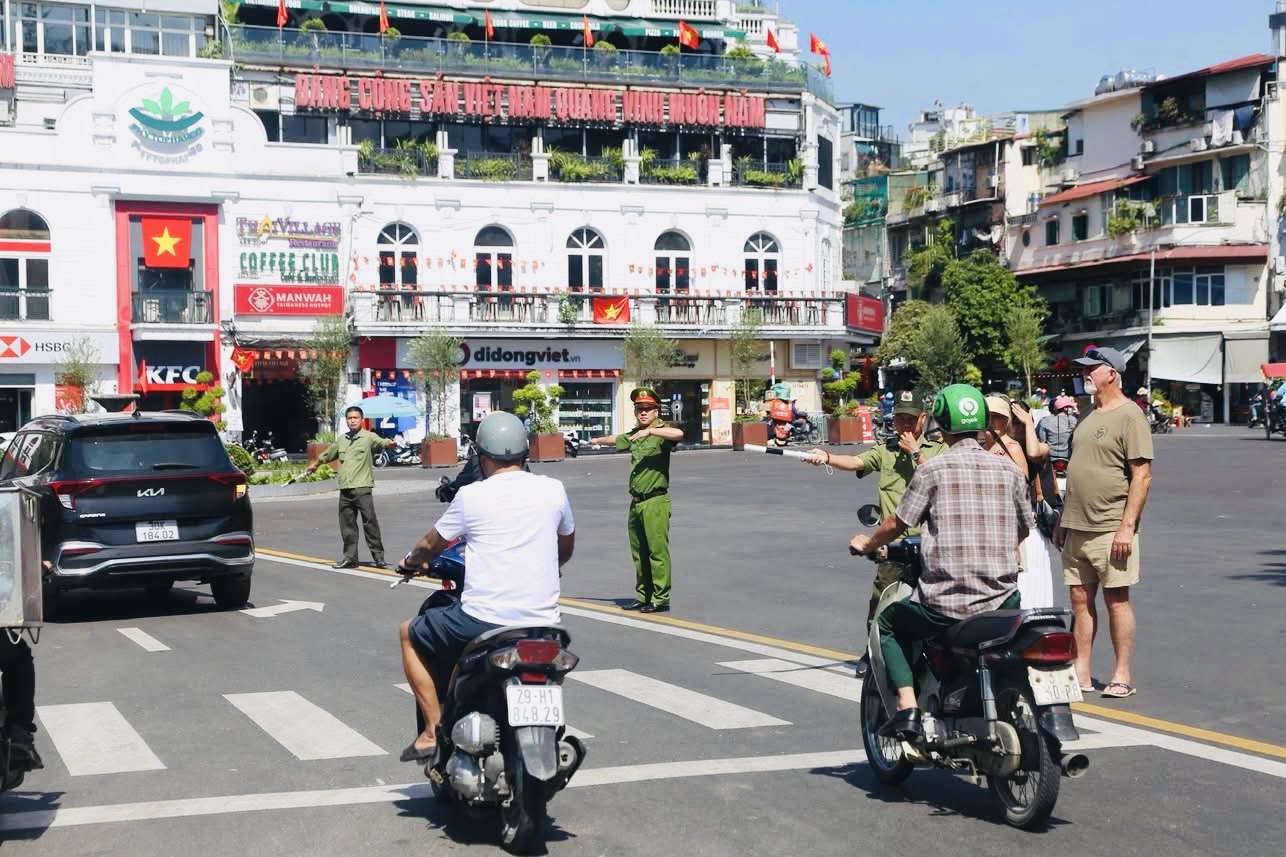 Diện mạo mới của quảng trường Đông Kinh Nghĩa Thục- Ảnh 9.