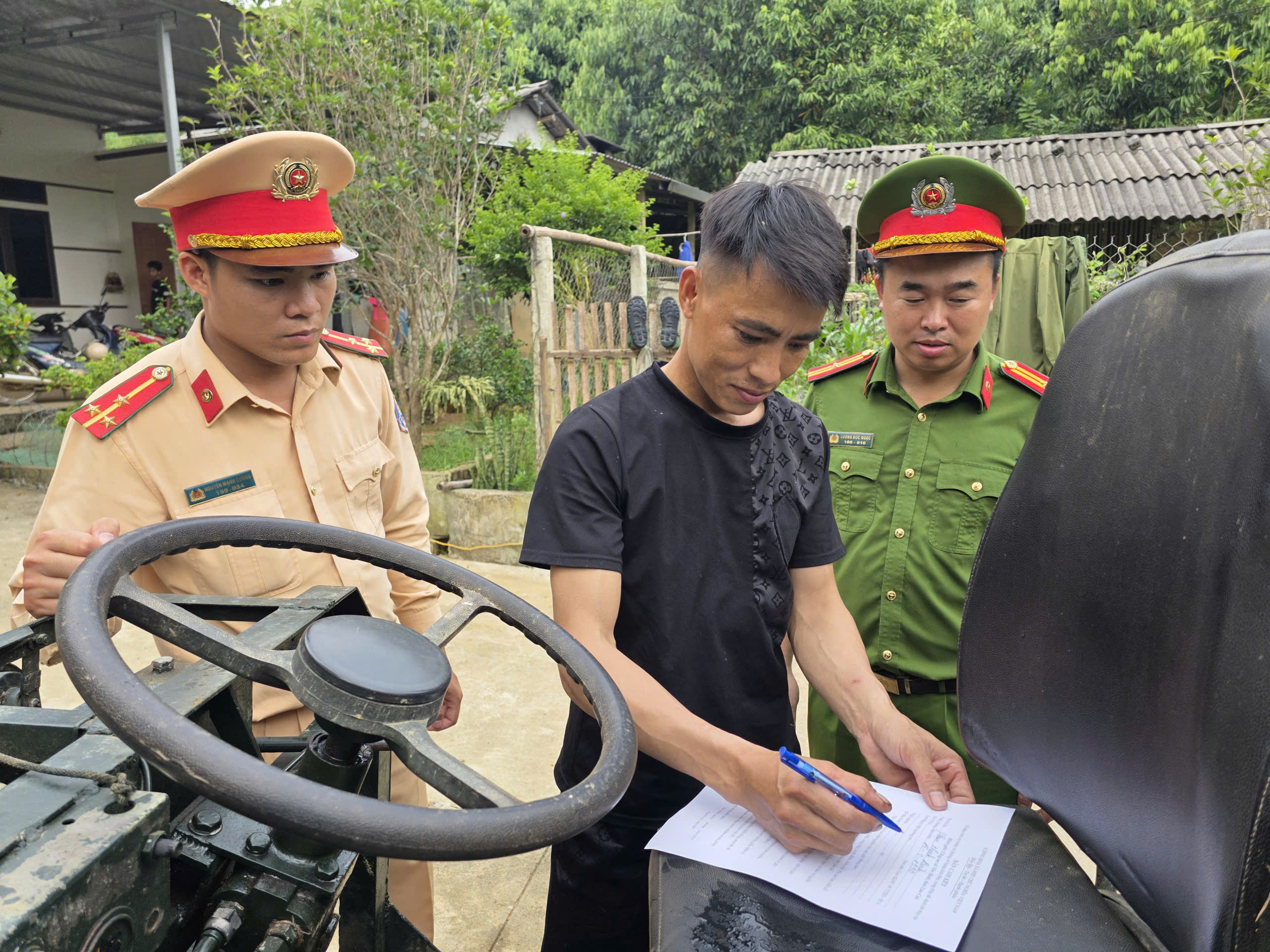Lào Cai xử phạt hơn 25.500 trường hợp vi phạm giao thông trong gần 9 tháng- Ảnh 1.