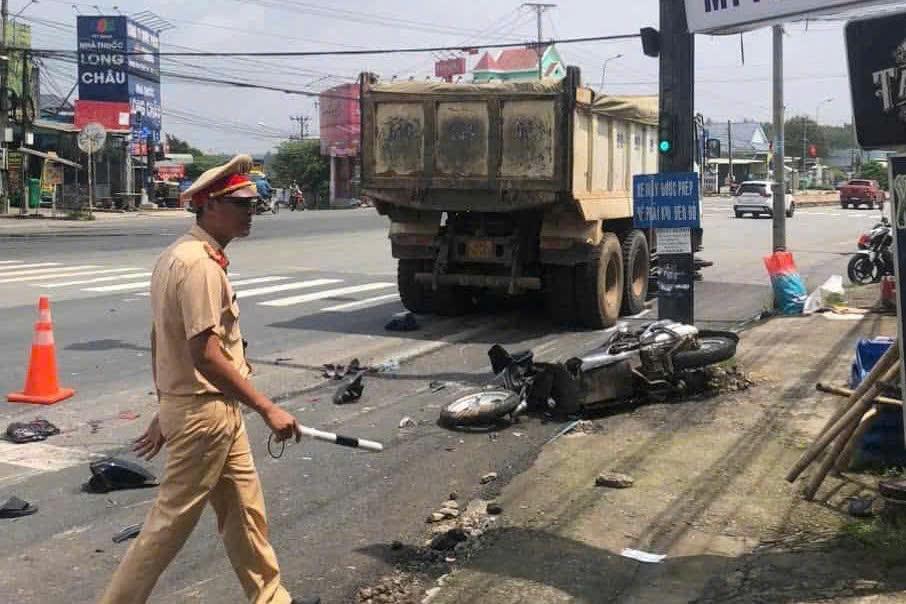 TP.HCM: Dừng chờ đèn đỏ, nhiều xe máy bất ngờ bị xe tải tông từ phía sau- Ảnh 1. TP.HCM: Dừng chờ đèn đỏ, nhiều xe máy bất ngờ bị xe tải tông từ phía sau- Ảnh 1.