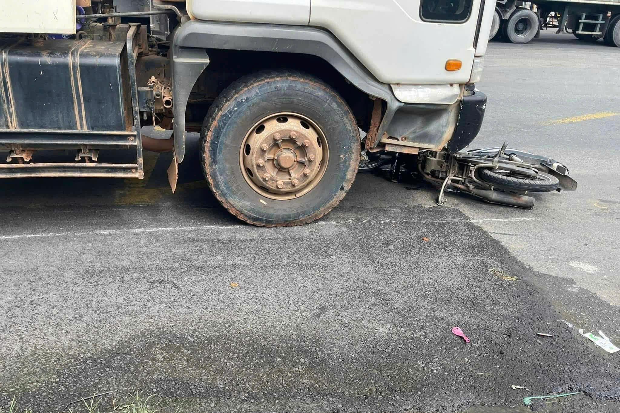 TP.HCM: Dừng chờ đèn đỏ, nhiều xe máy bất ngờ bị xe tải tông từ phía sau- Ảnh 2. TP.HCM: Dừng chờ đèn đỏ, nhiều xe máy bất ngờ bị xe tải tông từ phía sau- Ảnh 2.