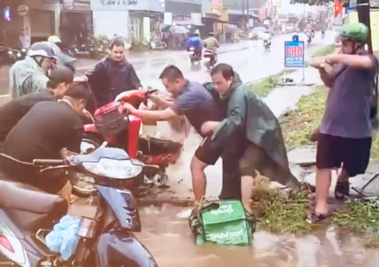Mưa lớn ở Đồng Nai, xe máy rơi xuống mương, cao tốc trơn trượt nguy hiểm- Ảnh 2. Mưa lớn ở Đồng Nai, xe máy rơi xuống mương, cao tốc trơn trượt nguy hiểm- Ảnh 2.