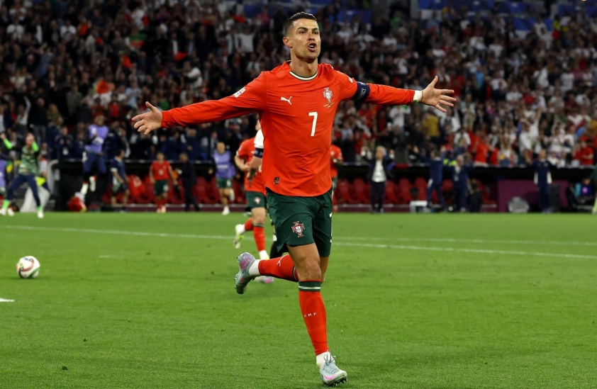Ronaldo đi vào lịch sử sau trận thắng nghẹt thở của Bồ Đào Nha- Ảnh 1. Ronaldo đi vào lịch sử sau trận thắng nghẹt thở của Bồ Đào Nha- Ảnh 1.
