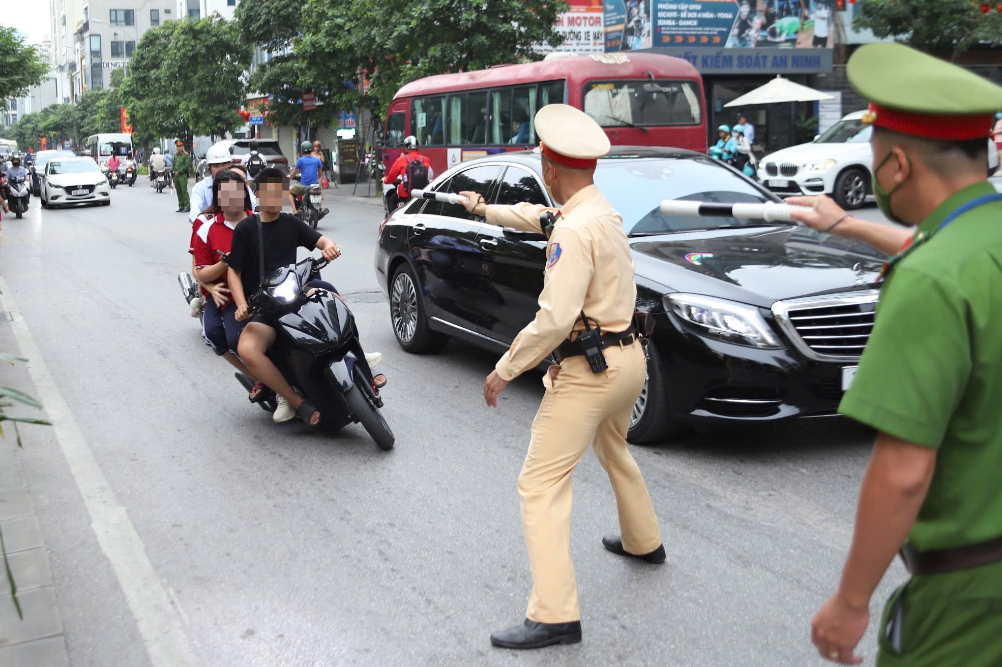 CSGT Hà Nội xử lý nhiều học sinh vi phạm “ba không” khi đi xe máy đến trường- Ảnh 2. CSGT Hà Nội xử lý nhiều học sinh vi phạm “ba không” khi đi xe máy đến trường- Ảnh 2.