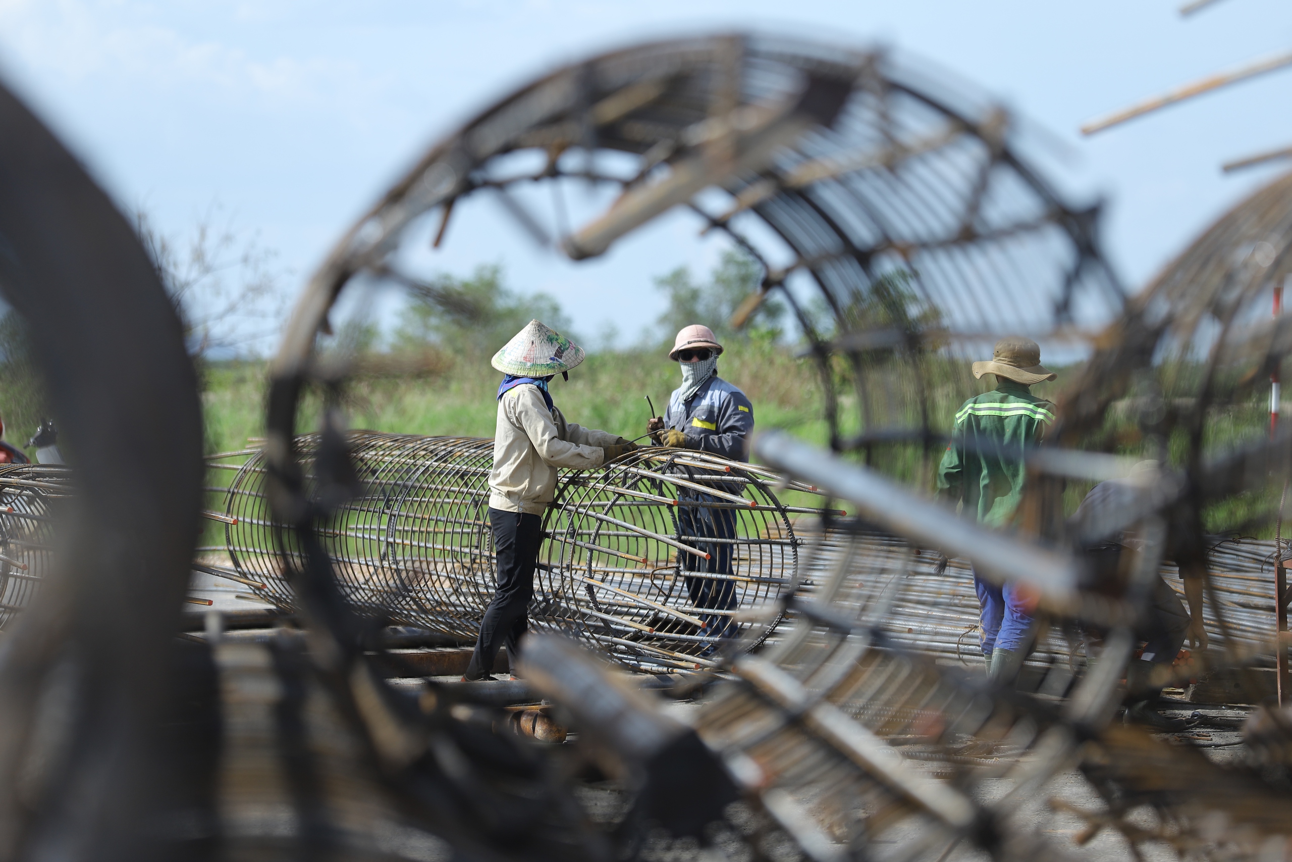 Dự án đường Xô Viết Nghệ Tĩnh kéo dài: Đẩy nhanh thi công, sớm gỡ nút thắt mặt bằng- Ảnh 5. Dự án đường Xô Viết Nghệ Tĩnh kéo dài: Đẩy nhanh thi công, sớm gỡ nút thắt mặt bằng- Ảnh 5.