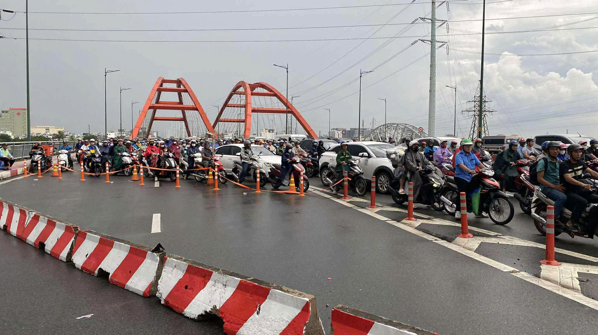 TP.HCM: Ùn tắc nghiêm trọng sau khi tạm đóng nhánh rẽ cầu Bình Lợi- Ảnh 2.