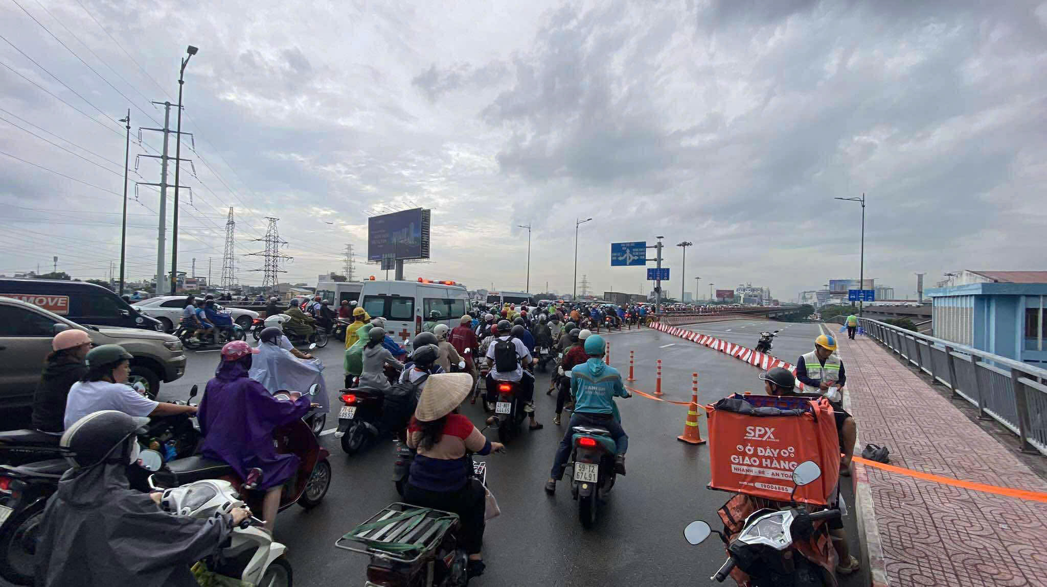 TP.HCM: Ùn tắc nghiêm trọng sau khi tạm đóng nhánh rẽ cầu Bình Lợi- Ảnh 3.