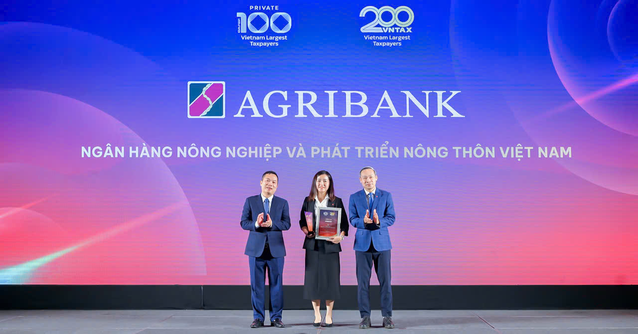 Agribank lọt Top 20 doanh nghiệp nộp ngân sách lớn nhất Việt Nam 2025- Ảnh 1. A group of people standing on a stage AI-generated content may be incorrect.