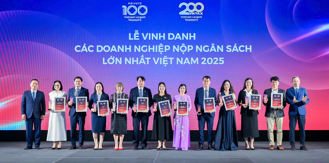 Agribank lọt Top 20 doanh nghiệp nộp ngân sách lớn nhất Việt Nam 2025- Ảnh 2. A group of people holding awards AI-generated content may be incorrect.