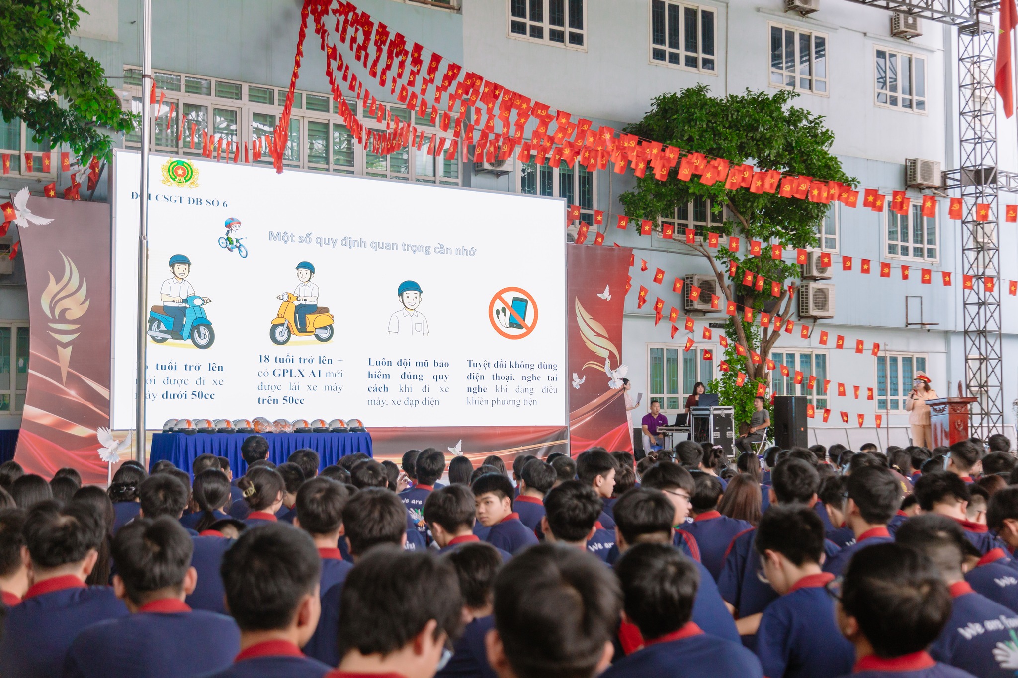 Học sinh, sinh viên Hà Nội học an toàn giao thông đầu năm học 2025- Ảnh 2. Học sinh, sinh viên Hà Nội học an toàn giao thông đầu năm học 2025- Ảnh 2.