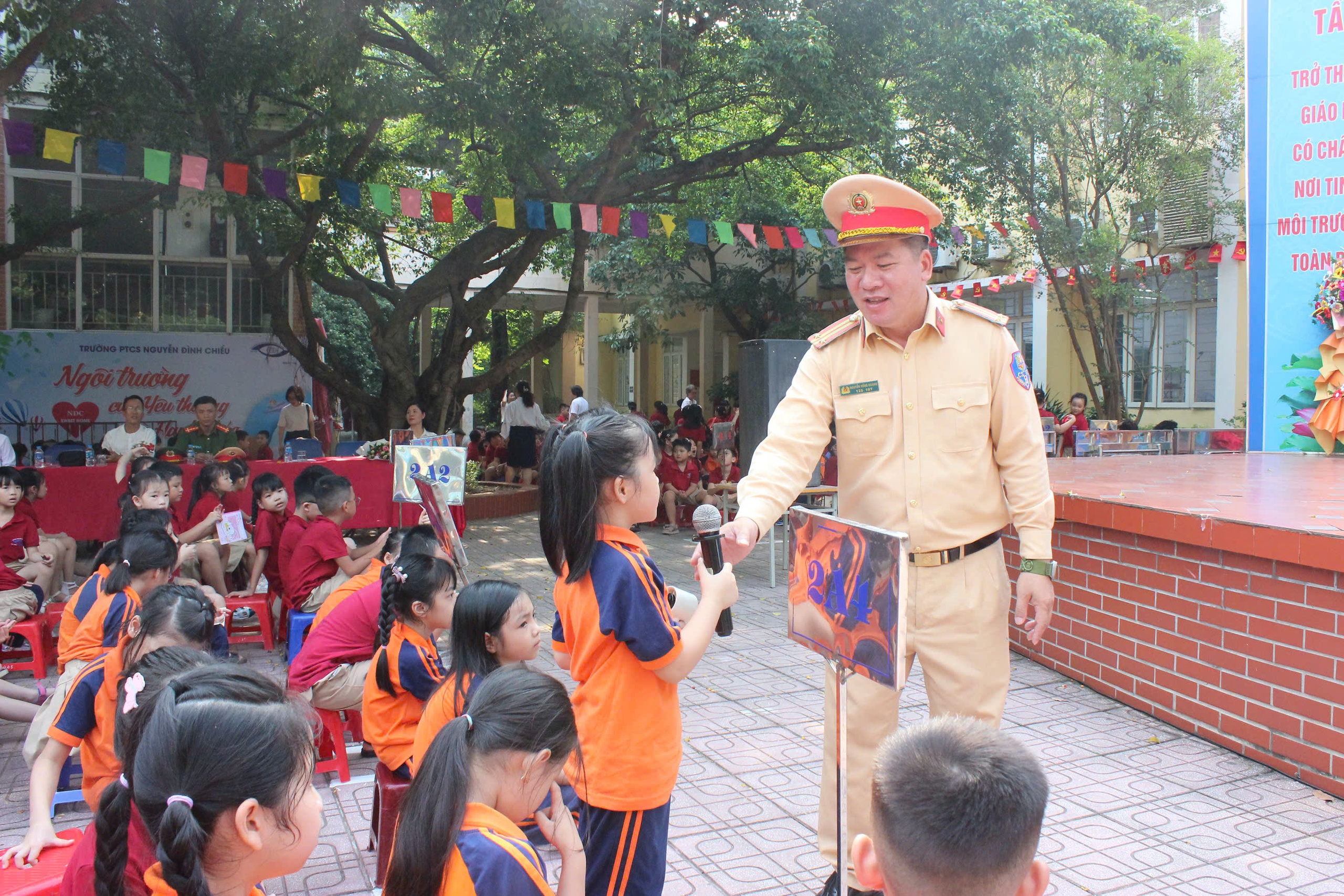 Học sinh, sinh viên Hà Nội học an toàn giao thông đầu năm học 2025- Ảnh 1. Học sinh, sinh viên Hà Nội học an toàn giao thông đầu năm học 2025- Ảnh 1.