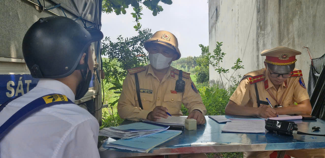 CSGT Bắc Ninh xử lý học sinh vi phạm an toàn giao thông, đến trường hướng dẫn luật- Ảnh 2.