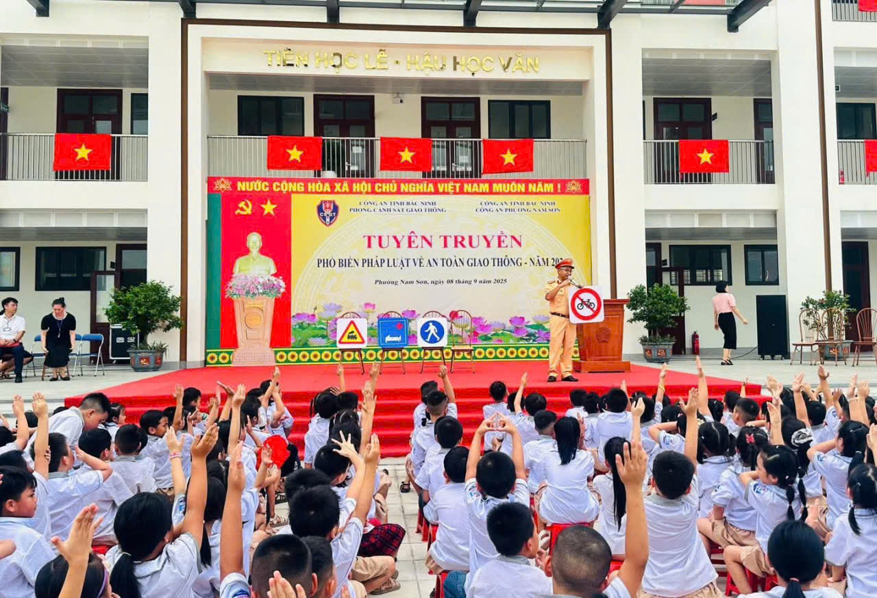 CSGT Bắc Ninh xử lý học sinh vi phạm an toàn giao thông, đến trường hướng dẫn luật- Ảnh 9. CSGT Bắc Ninh xử lý học sinh vi phạm an toàn giao thông, đến trường hướng dẫn luật- Ảnh 9.