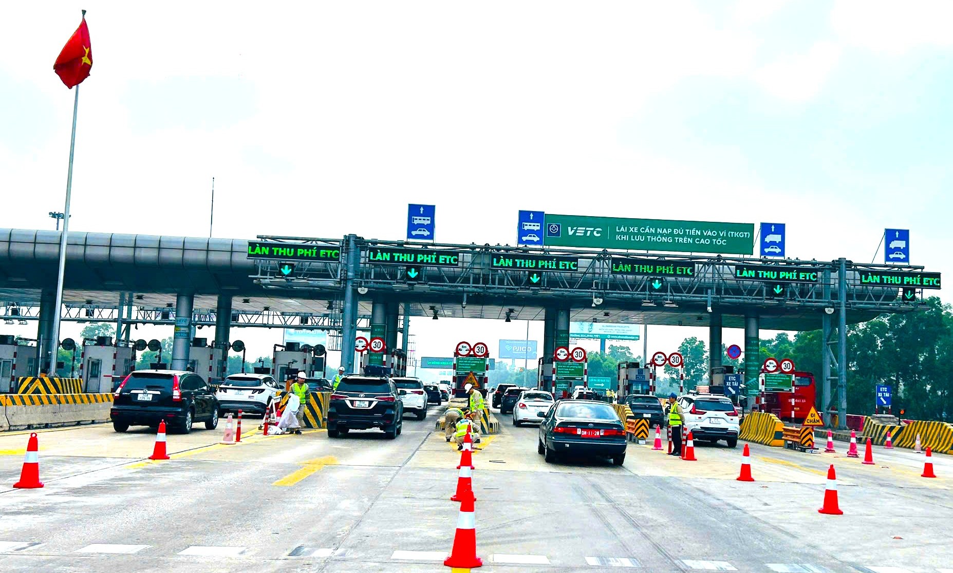 Trạm thu ph&iacute; th&ocirc;ng tho&aacute;ng ng&agrave;y đầu nghỉ Tết Dương lịch- Ảnh 11.