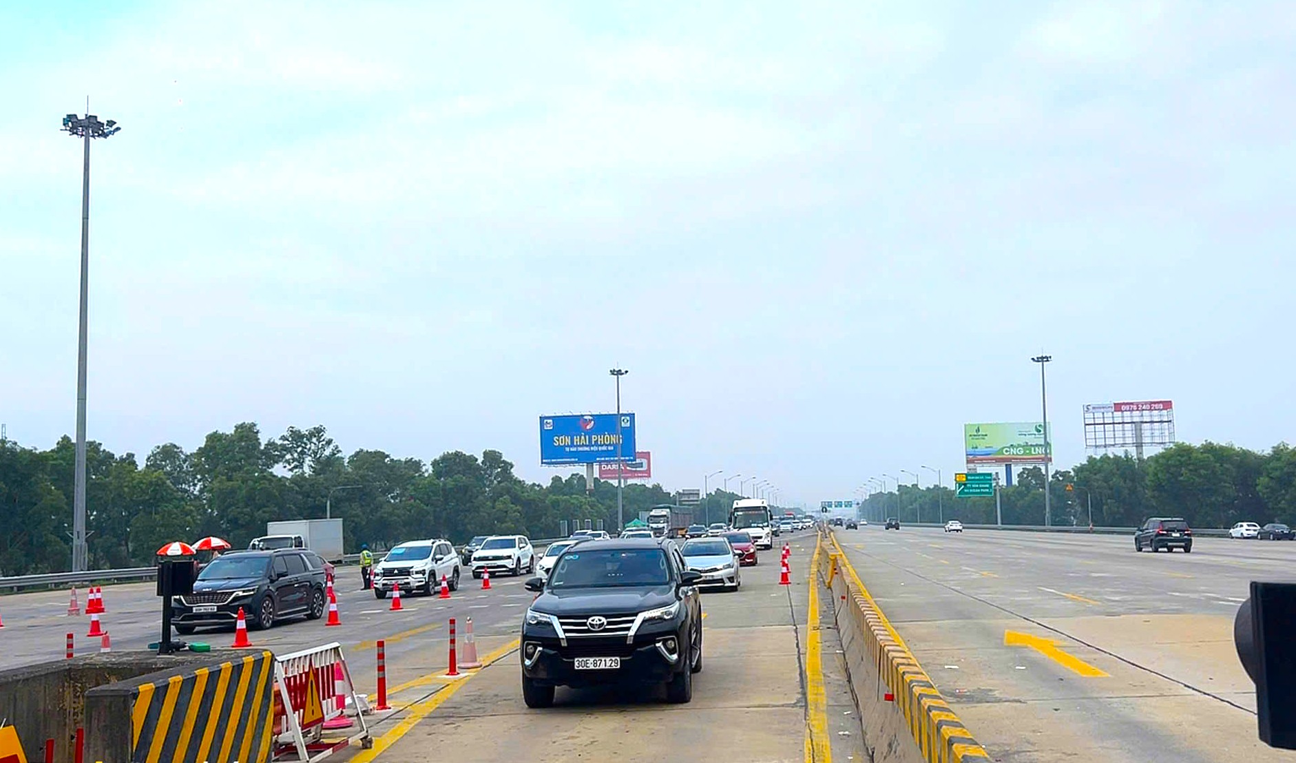 Trạm thu ph&iacute; th&ocirc;ng tho&aacute;ng ng&agrave;y đầu nghỉ Tết Dương lịch- Ảnh 2.