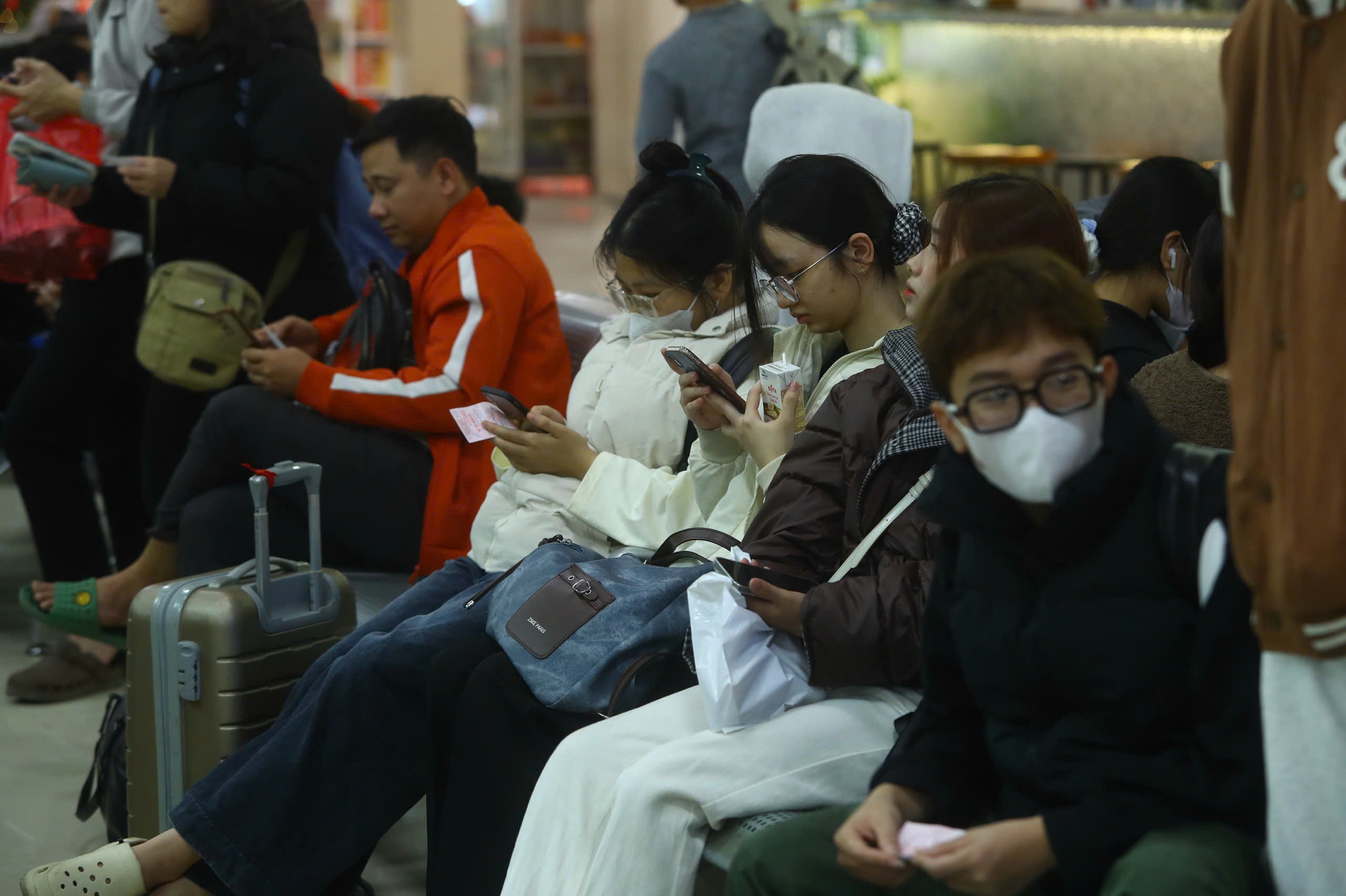 Cận cảnh bến xe, đường phố Hà Nội ngày đầu nghỉ Tết Dương lịch- Ảnh 5. Cận cảnh bến xe, đường phố Hà Nội ngày đầu nghỉ Tết Dương lịch- Ảnh 5.