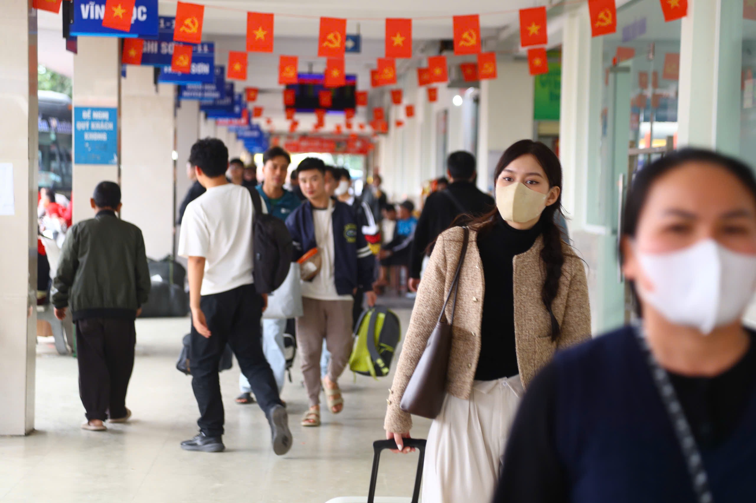 Cận cảnh bến xe, đường phố Hà Nội ngày đầu nghỉ Tết Dương lịch- Ảnh 1. Cận cảnh bến xe, đường phố Hà Nội ngày đầu nghỉ Tết Dương lịch- Ảnh 1.