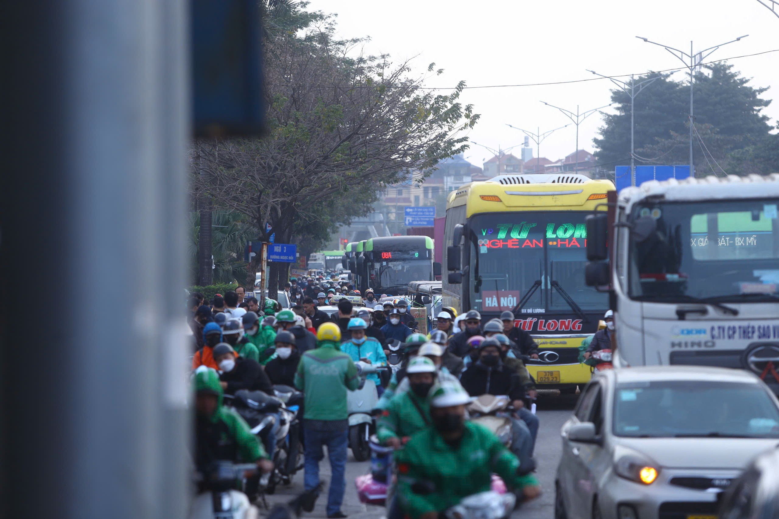 Cận cảnh bến xe, đường phố Hà Nội ngày đầu nghỉ Tết Dương lịch- Ảnh 7. Cận cảnh bến xe, đường phố Hà Nội ngày đầu nghỉ Tết Dương lịch- Ảnh 7.