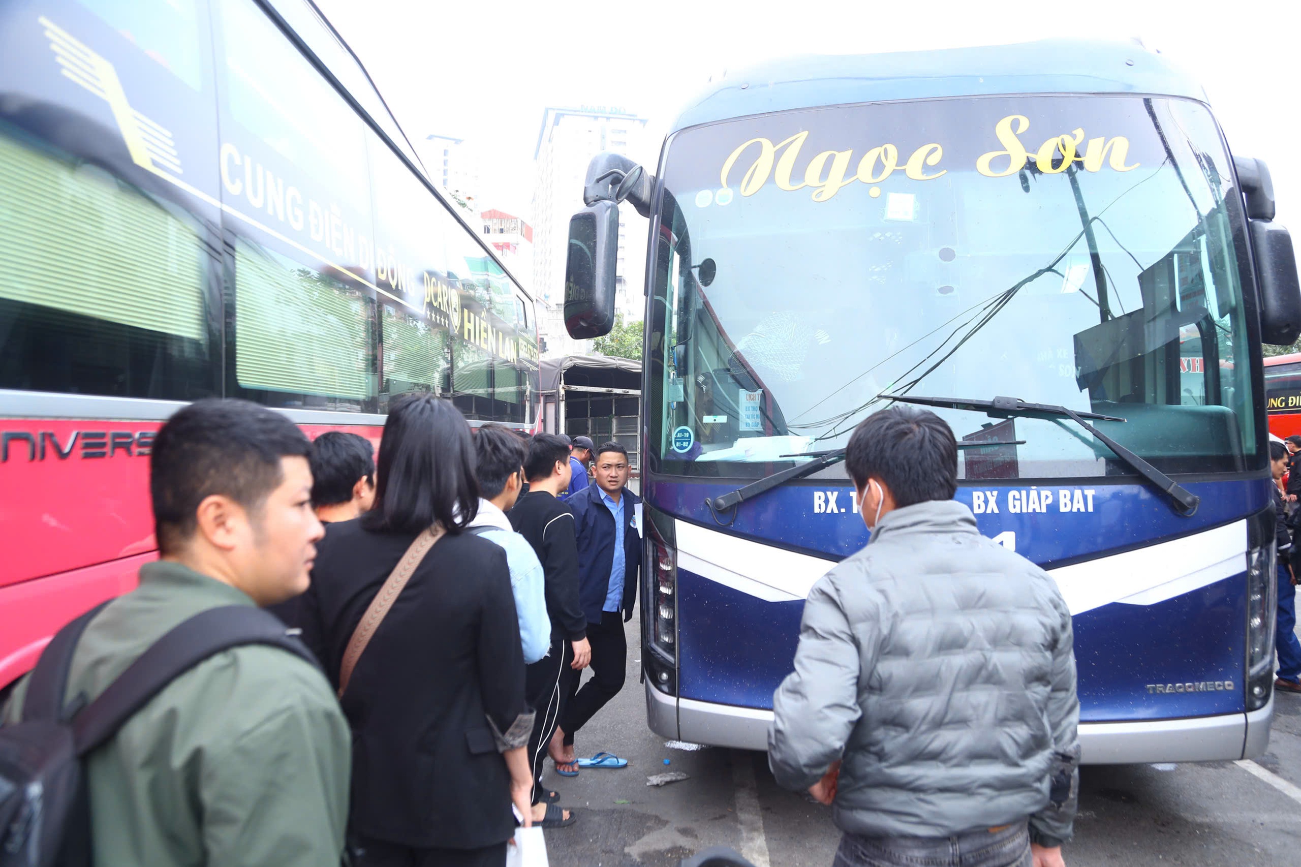 Cận cảnh bến xe, đường phố Hà Nội ngày đầu nghỉ Tết Dương lịch- Ảnh 2. Cận cảnh bến xe, đường phố Hà Nội ngày đầu nghỉ Tết Dương lịch- Ảnh 2.