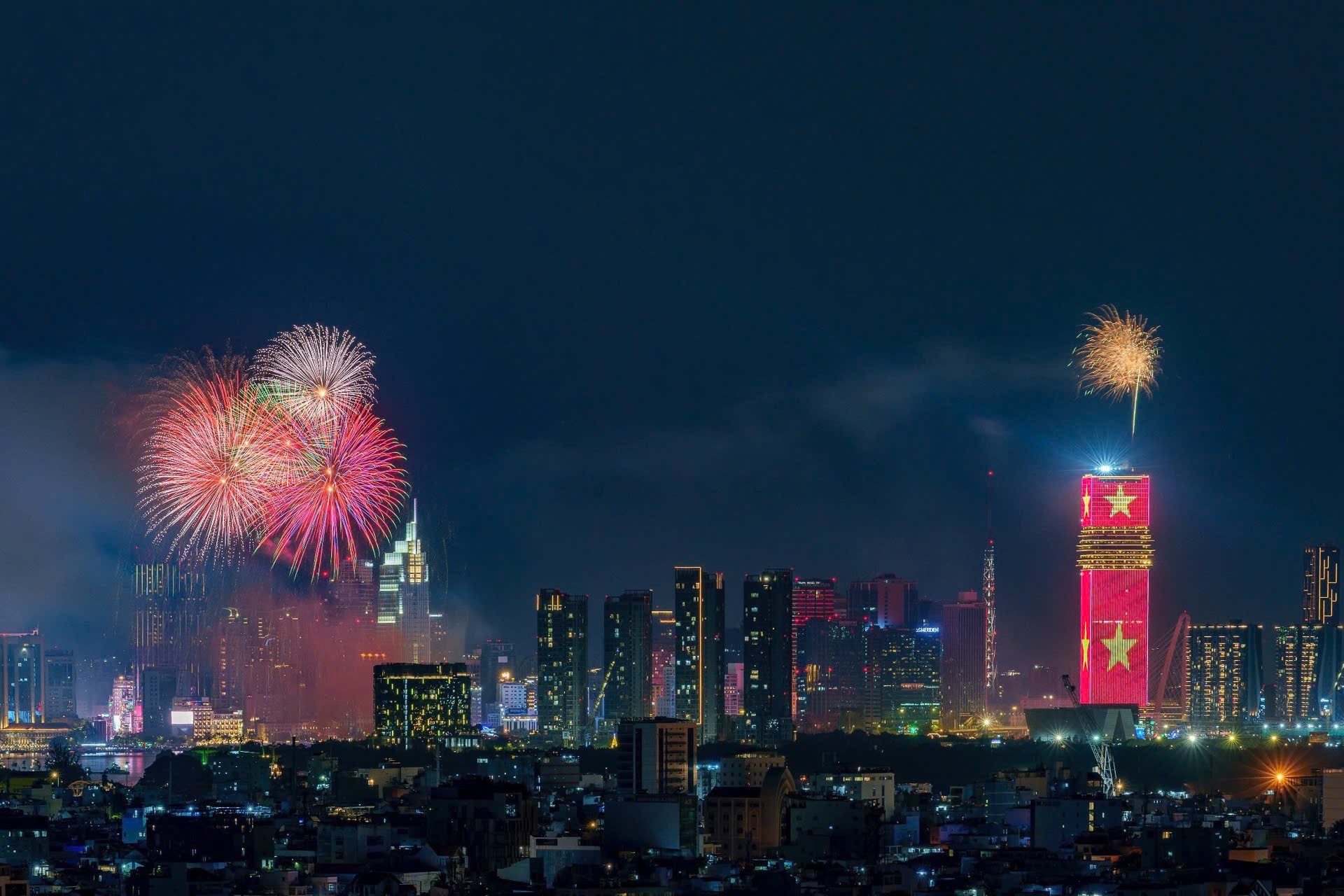 Saigon Marina IFC - Biểu tượng mới của TP.HCM rực rỡ công nghệ ánh sáng đón chào năm mới - Ảnh 3. Saigon Marina IFC - Biểu tượng mới của TP.HCM rực rỡ công nghệ ánh sáng đón chào năm mới - Ảnh 3.