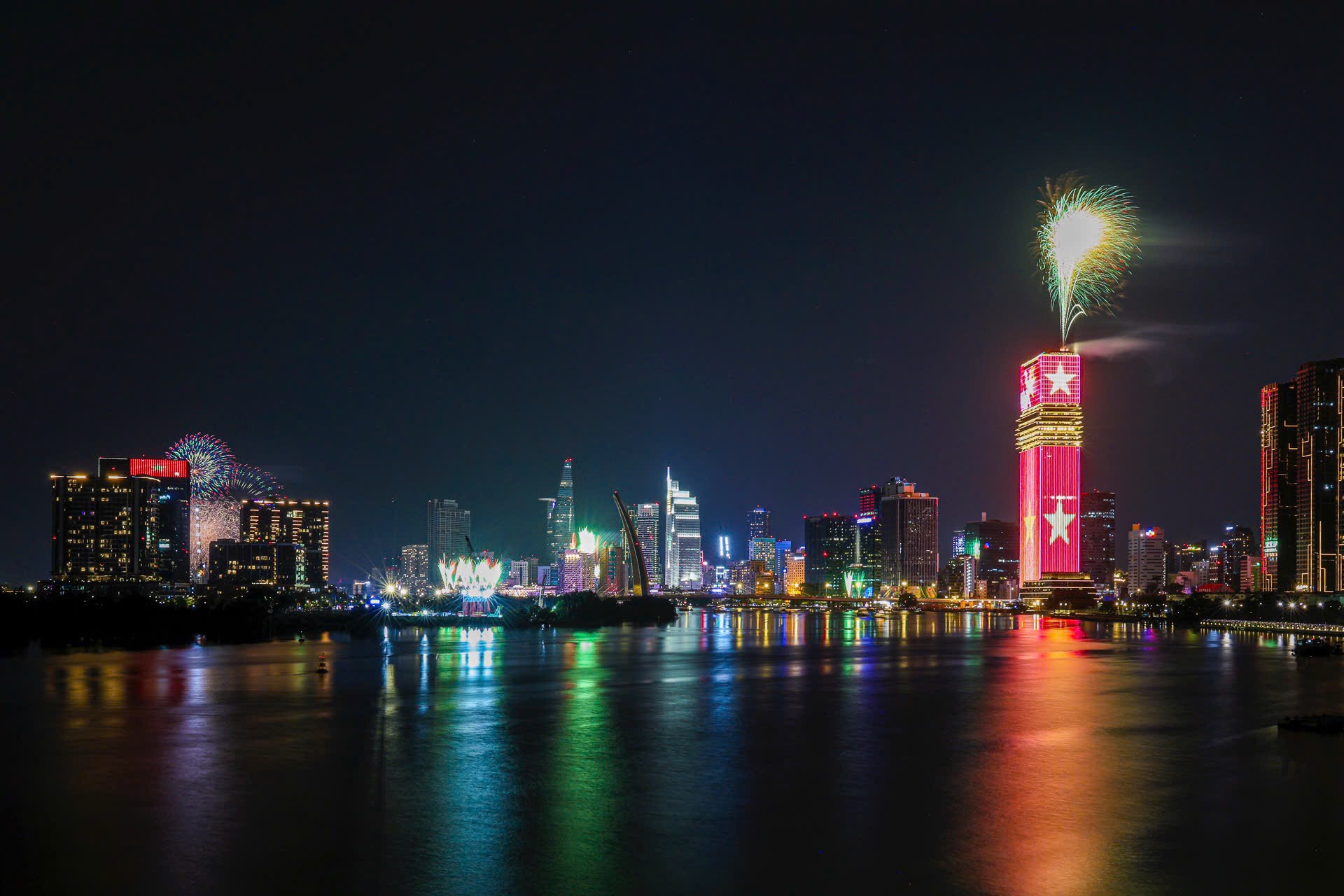 Saigon Marina IFC - Biểu tượng mới của TP.HCM rực rỡ công nghệ ánh sáng đón chào năm mới - Ảnh 5. Saigon Marina IFC - Biểu tượng mới của TP.HCM rực rỡ công nghệ ánh sáng đón chào năm mới - Ảnh 5.