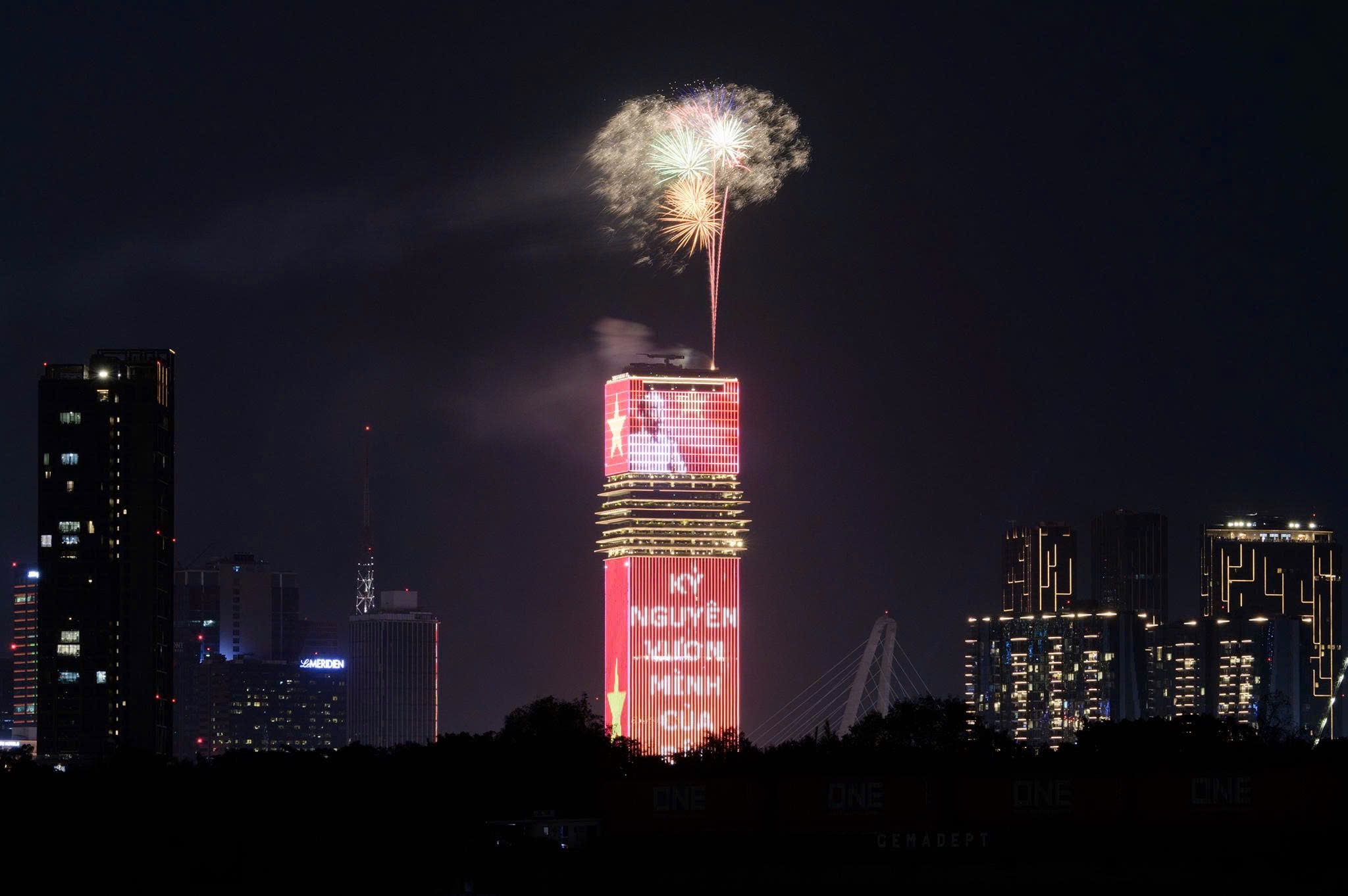Saigon Marina IFC - Biểu tượng mới của TP.HCM rực rỡ công nghệ ánh sáng đón chào năm mới - Ảnh 4. Saigon Marina IFC - Biểu tượng mới của TP.HCM rực rỡ công nghệ ánh sáng đón chào năm mới - Ảnh 4.