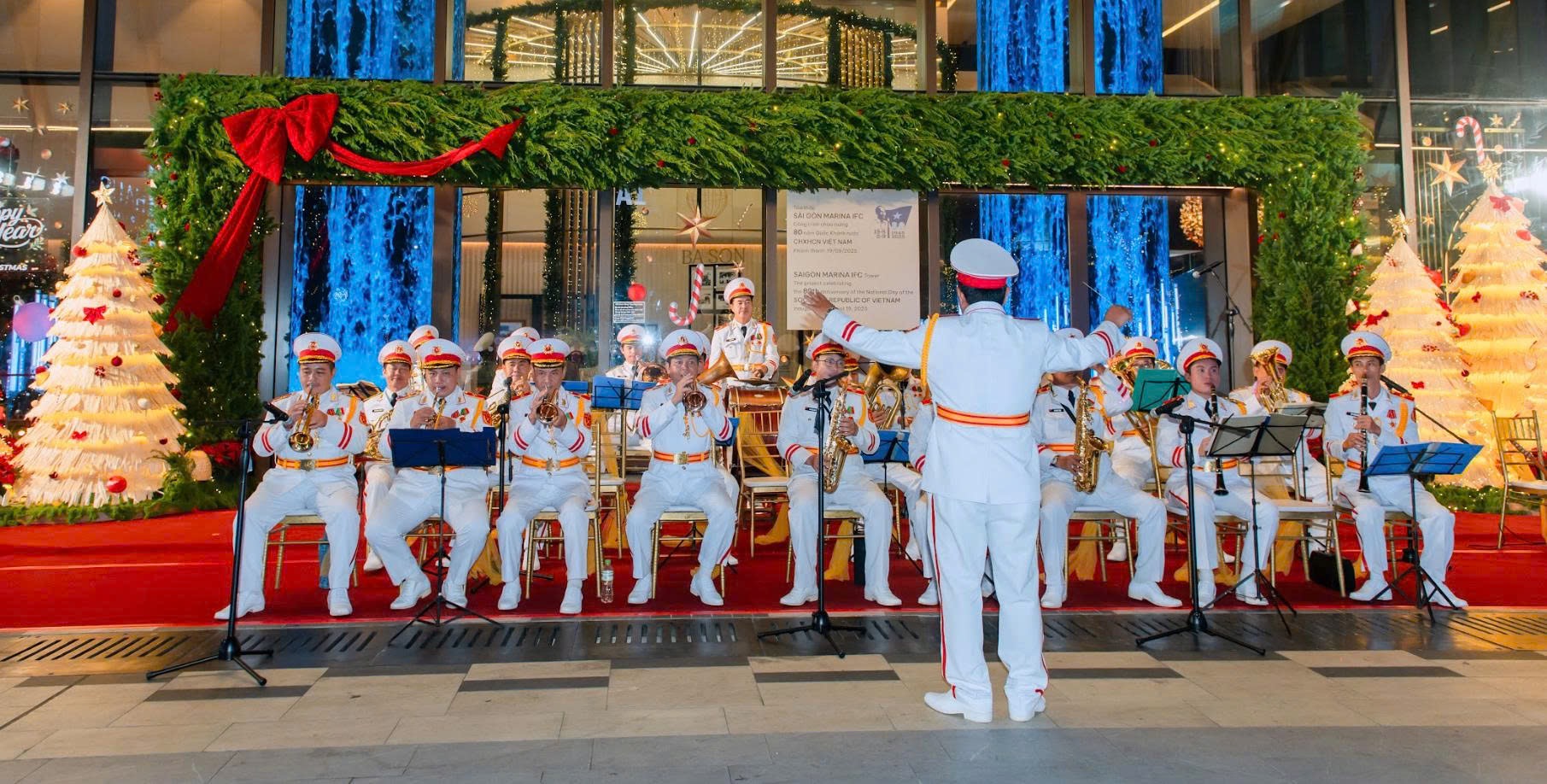 Saigon Marina IFC - Biểu tượng mới của TP.HCM rực rỡ công nghệ ánh sáng đón chào năm mới - Ảnh 2. Saigon Marina IFC - Biểu tượng mới của TP.HCM rực rỡ công nghệ ánh sáng đón chào năm mới - Ảnh 2.