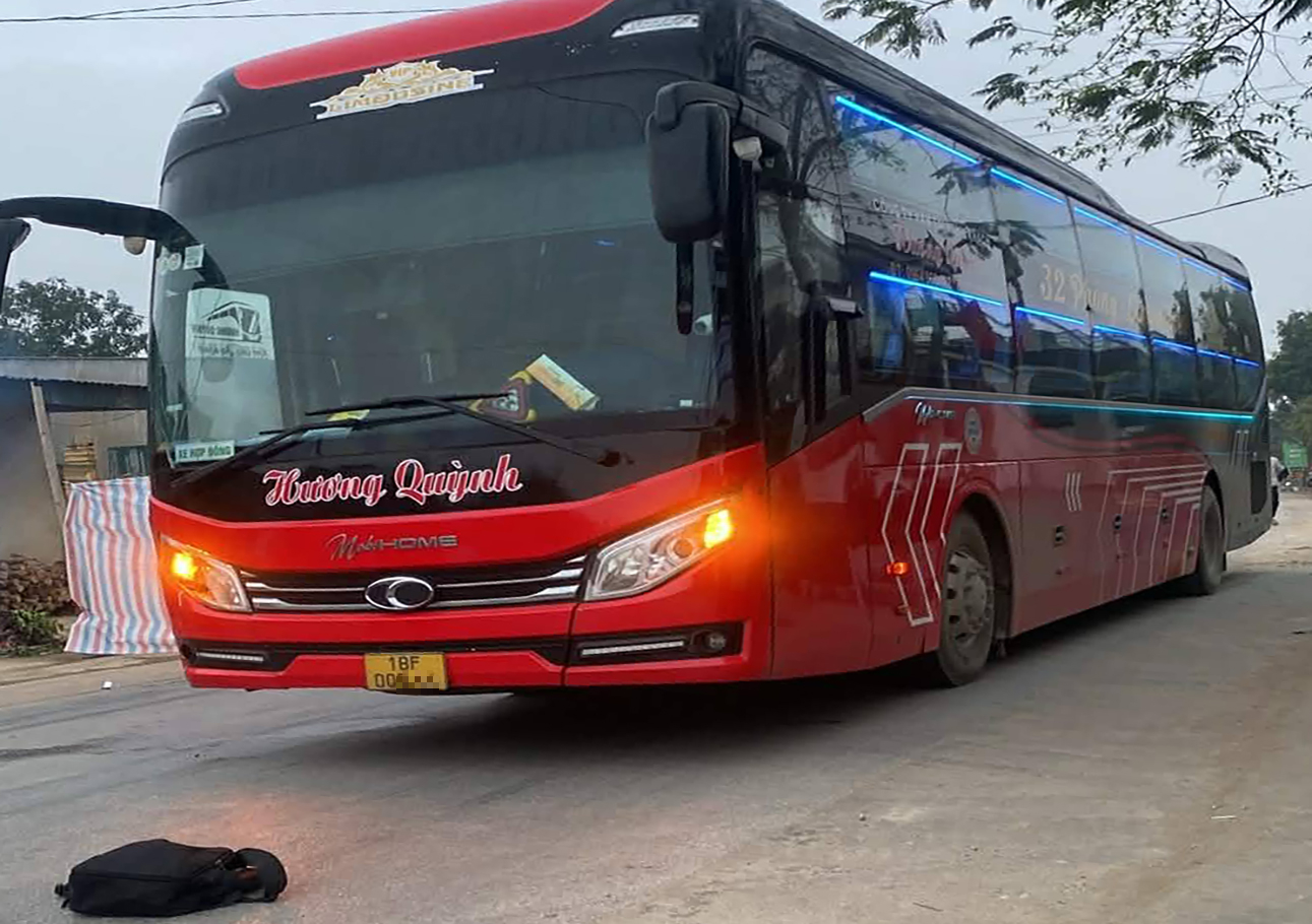 Nam thanh ni&ecirc;n về qu&ecirc; nghỉ Tết bị xe kh&aacute;ch đ&acirc;m tử vong ngay trước nh&agrave;- Ảnh 1.