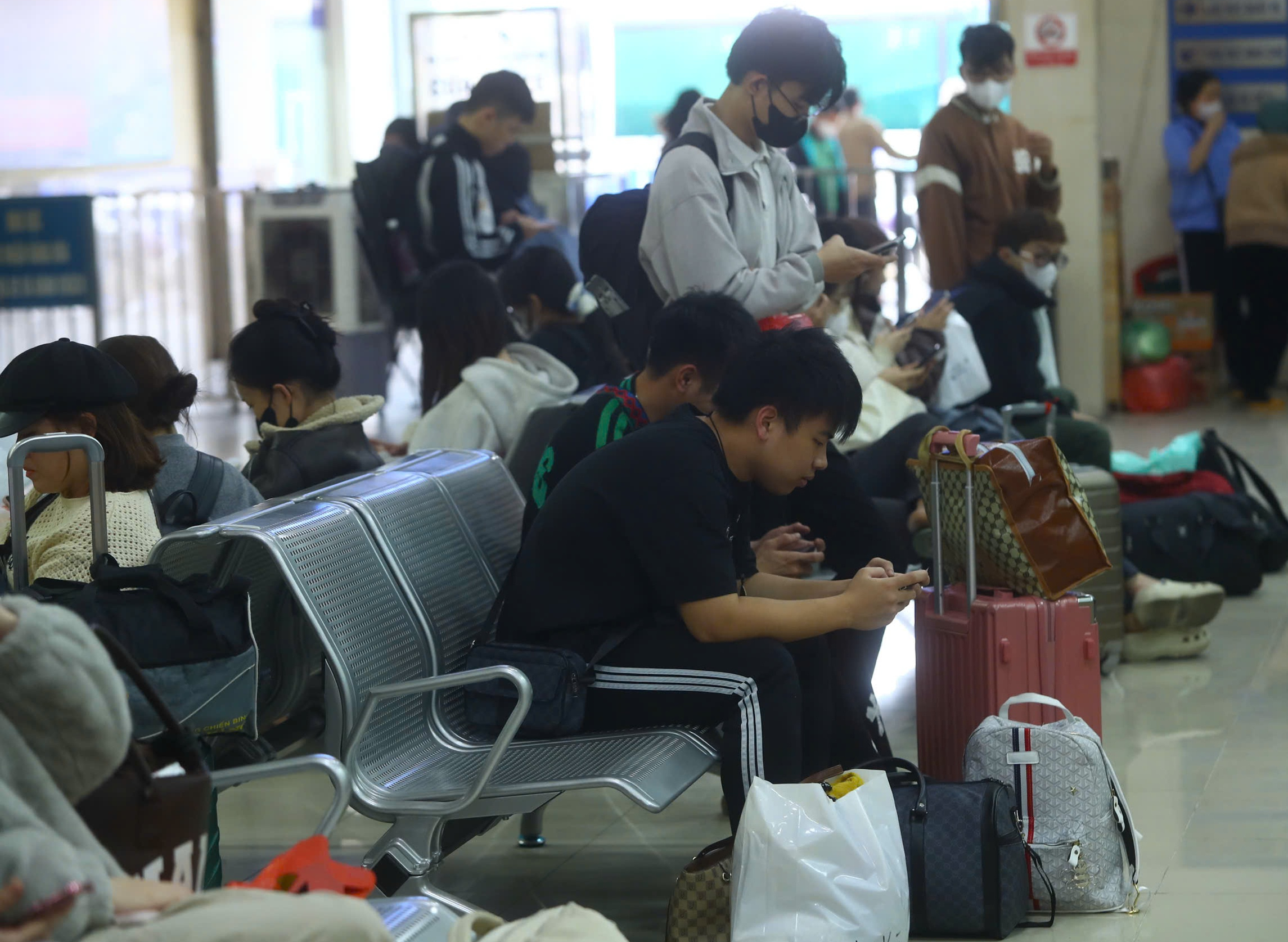 Cận cảnh bến xe, đường phố Hà Nội ngày đầu nghỉ Tết Dương lịch- Ảnh 4. Cận cảnh bến xe, đường phố Hà Nội ngày đầu nghỉ Tết Dương lịch- Ảnh 4.