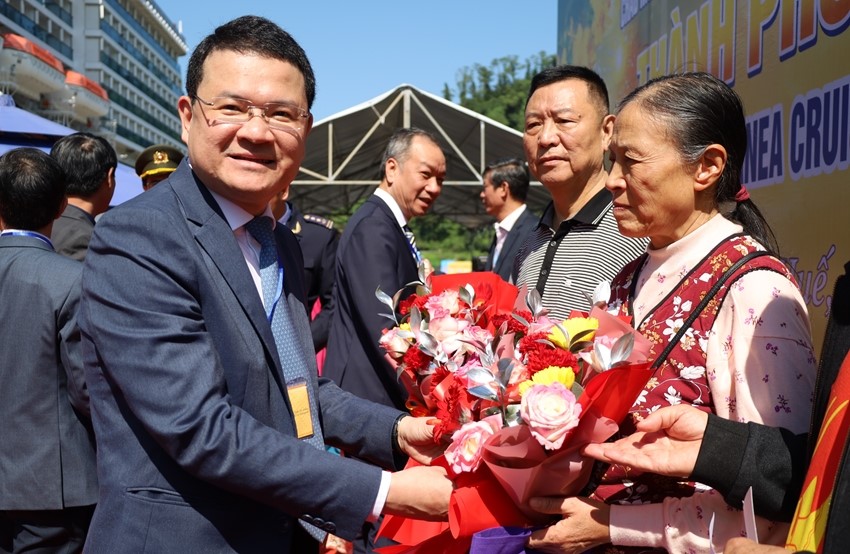 Huế: T&agrave;u Adora Mediterranea chở 2.680 h&agrave;nh kh&aacute;ch "x&ocirc;ng đất" cảng Ch&acirc;n M&acirc;y- Ảnh 1.