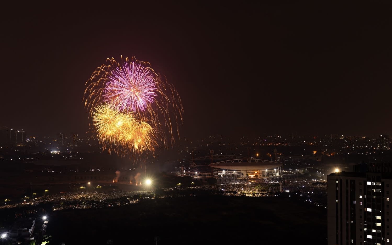 Người d&acirc;n H&agrave; Nội m&atilde;n nh&atilde;n đ&ecirc;m ph&aacute;o hoa ch&agrave;o 2026