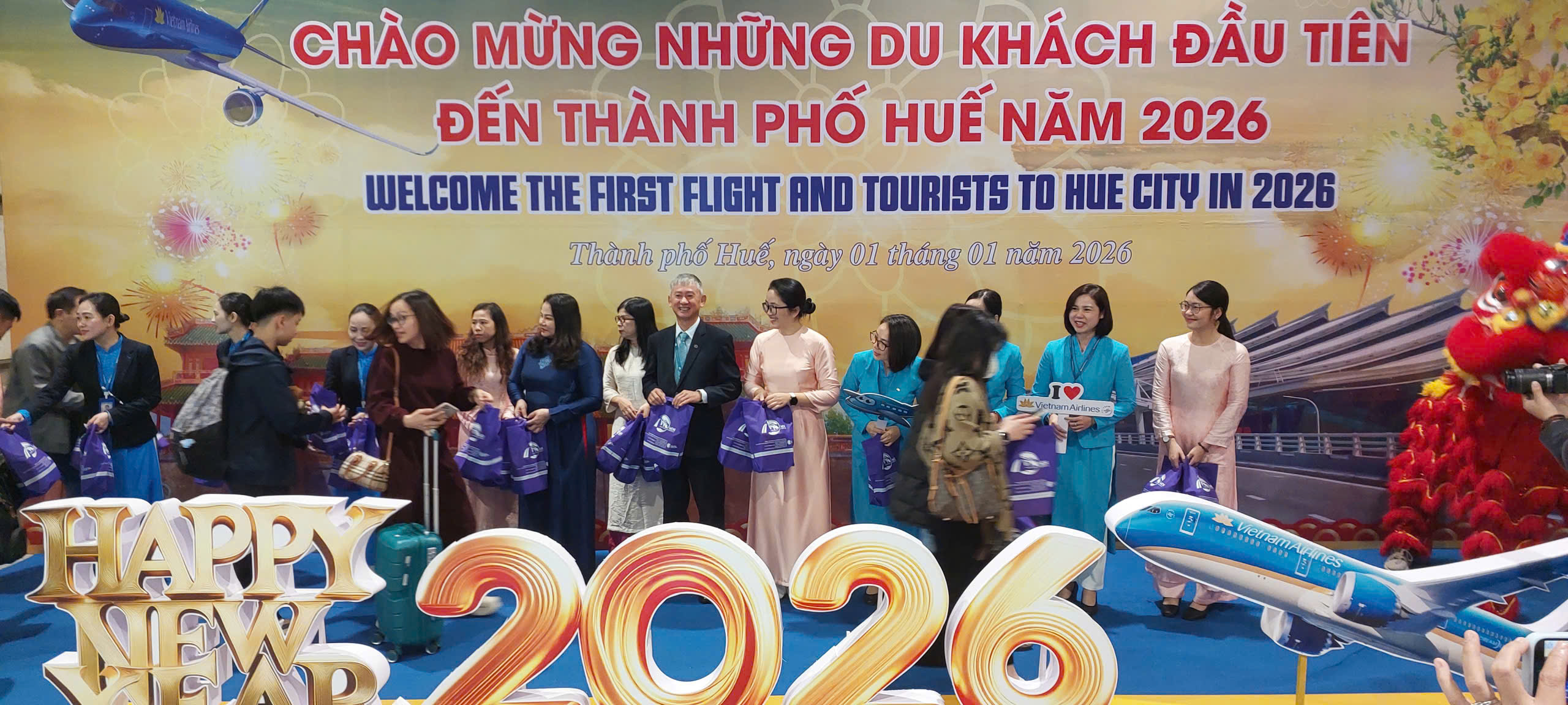 Huế: T&agrave;u Adora Mediterranea chở 2.680 h&agrave;nh kh&aacute;ch "x&ocirc;ng đất" cảng Ch&acirc;n M&acirc;y- Ảnh 2.