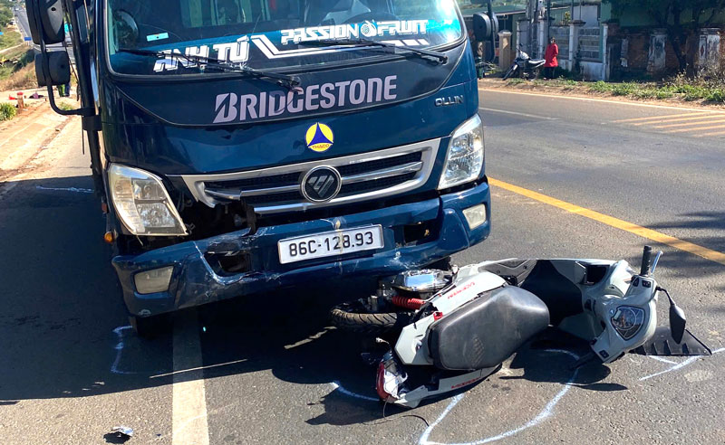 Hiện trường vụ tai nạn khiến vợ chồng anh T tử vong. Hiện trường vụ tai nạn khiến vợ chồng anh T tử vong.