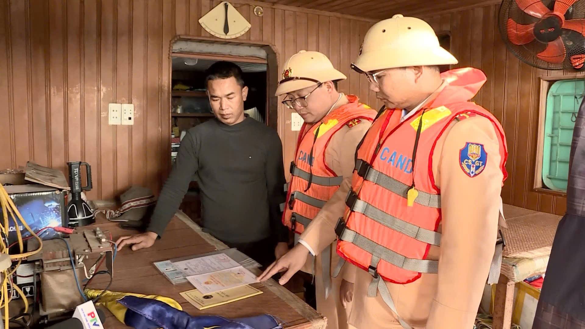 Cảnh s&aacute;t đường thủy Ph&uacute; Thọ xử l&yacute; h&agrave;ng loạt phương tiện vi phạm trong đợt cao điểm- Ảnh 1.