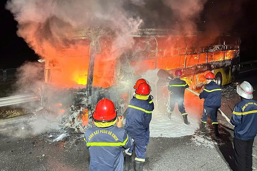 Xe kh&aacute;ch bất ngờ bốc ch&aacute;y khi lưu th&ocirc;ng tr&ecirc;n cao tốc Bắc - Nam qua H&agrave; Tĩnh- Ảnh 1.