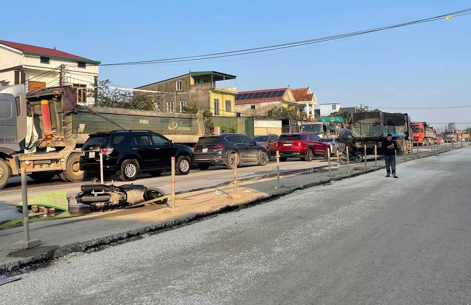 Hai b&agrave; ch&aacute;u đ&egrave;o nhau tr&ecirc;n xe m&aacute;y tử vong sau khi va chạm xe đầu k&eacute;o tr&ecirc;n quốc lộ 46- Ảnh 1.