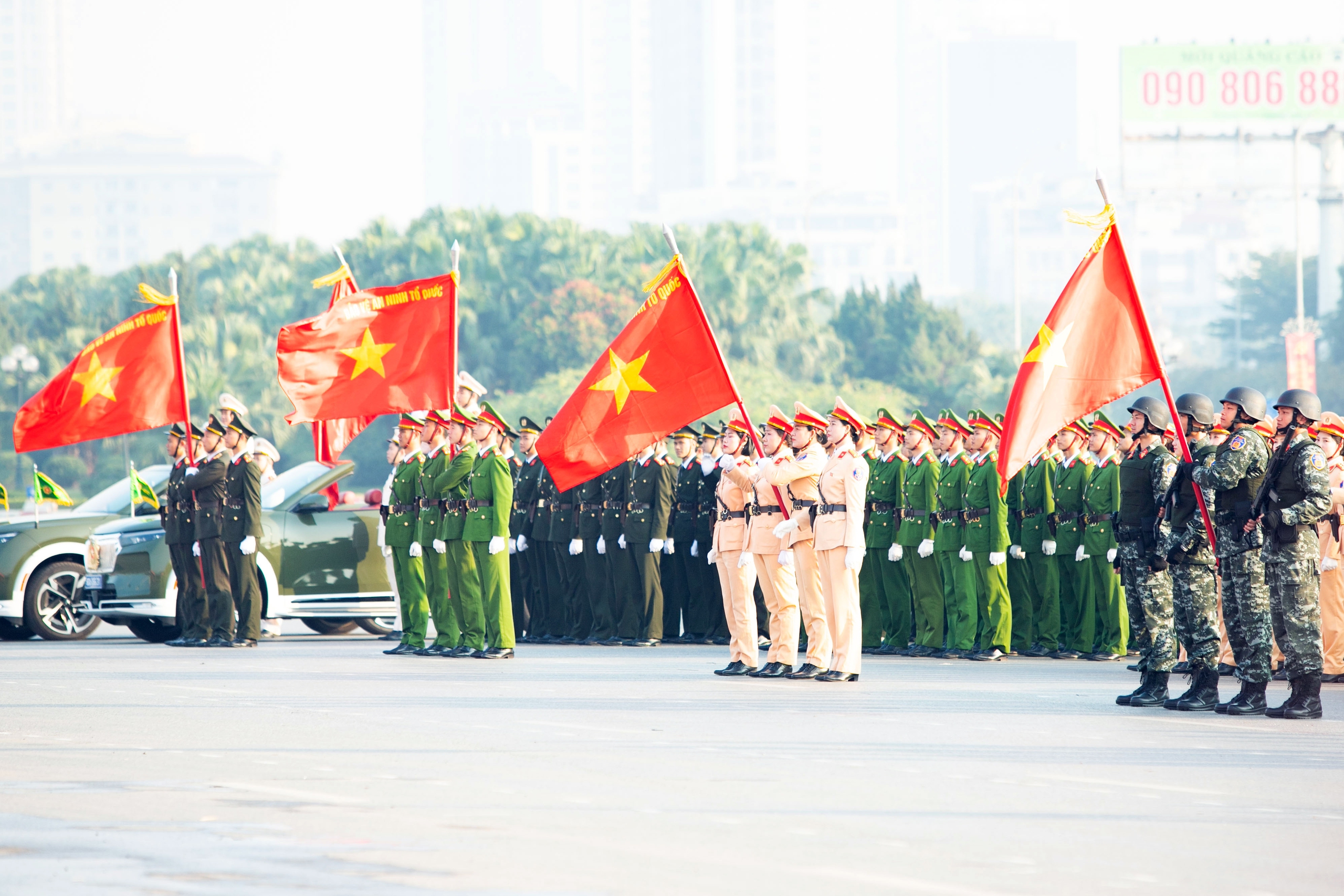 Công an trình diễn sức mạnh, phương tiện hiện đại tại lễ xuất quân bảo vệ Đại hội Đảng- Ảnh 2. Công an trình diễn sức mạnh, phương tiện hiện đại tại lễ xuất quân bảo vệ Đại hội Đảng- Ảnh 2.