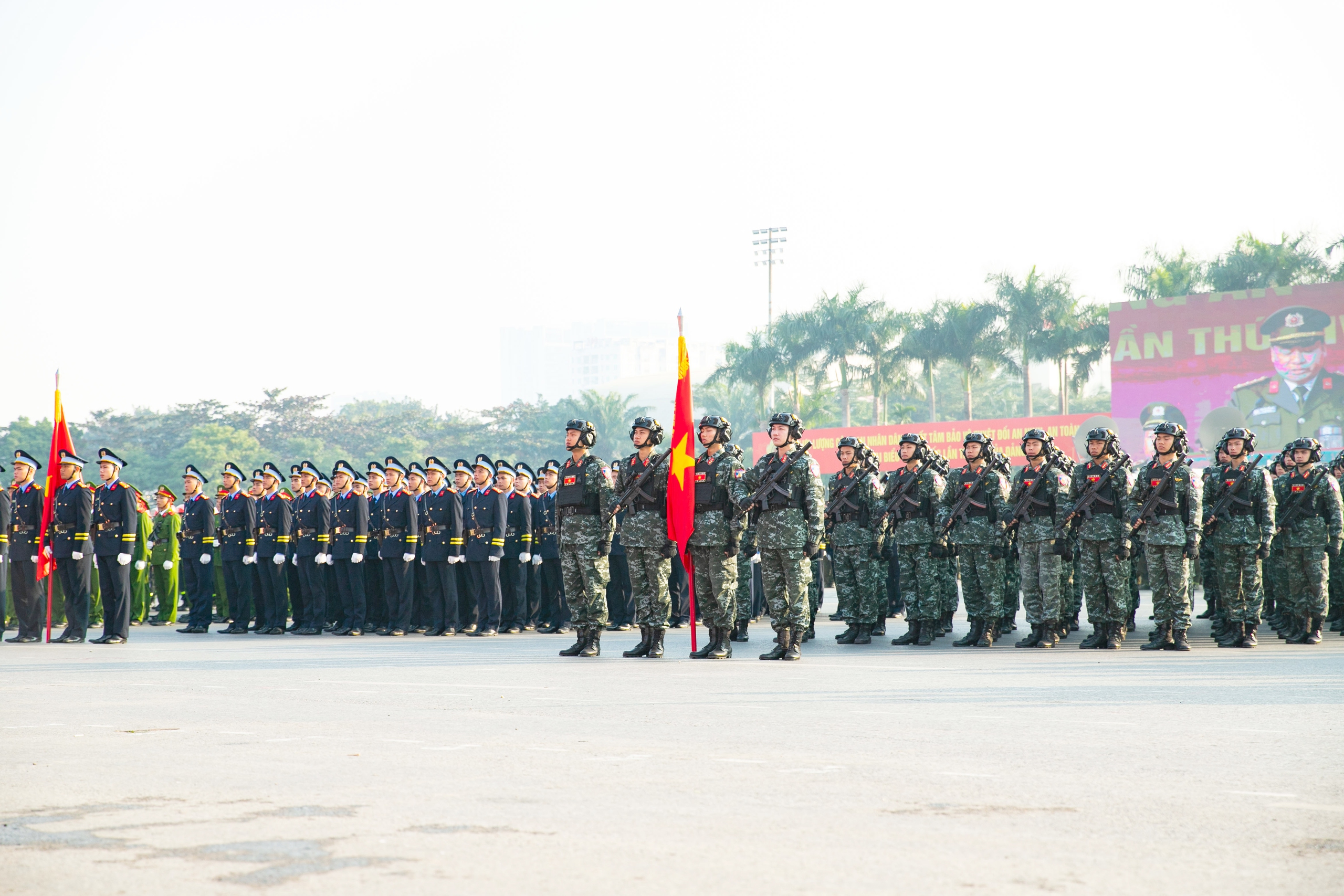 Công an trình diễn sức mạnh, phương tiện hiện đại tại lễ xuất quân bảo vệ Đại hội Đảng- Ảnh 3. Công an trình diễn sức mạnh, phương tiện hiện đại tại lễ xuất quân bảo vệ Đại hội Đảng- Ảnh 3.