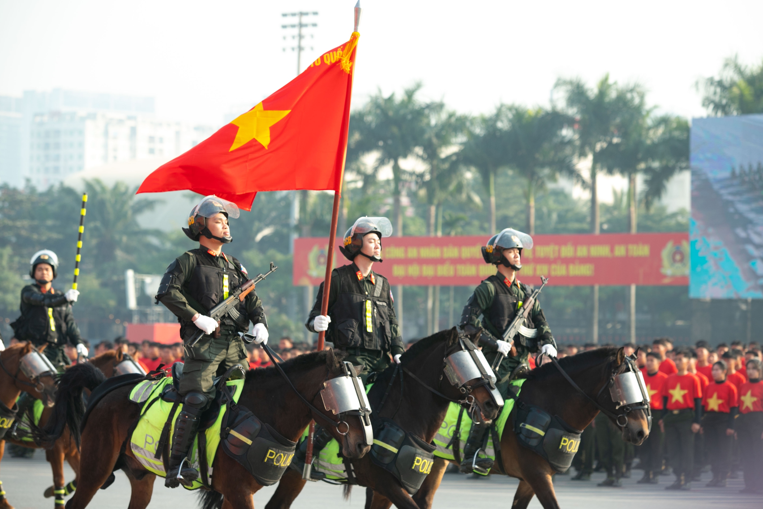 Công an trình diễn sức mạnh, phương tiện hiện đại tại lễ xuất quân bảo vệ Đại hội Đảng- Ảnh 8. Công an trình diễn sức mạnh, phương tiện hiện đại tại lễ xuất quân bảo vệ Đại hội Đảng- Ảnh 8.