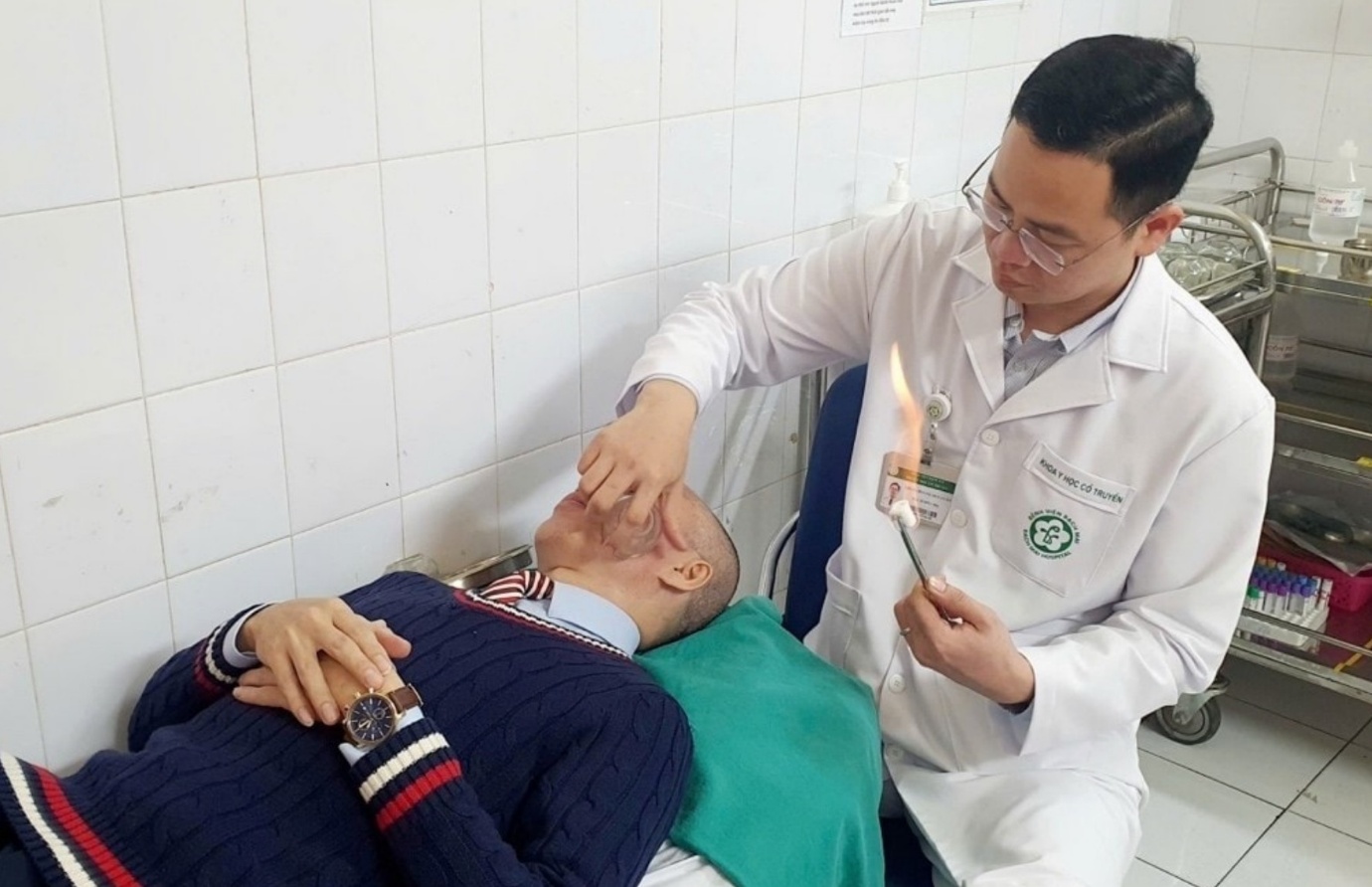 Nhiều người méo miệng, tê liệt nửa mặt do nhiễm lạnh- Ảnh 1. Nhiều người méo miệng, tê liệt nửa mặt do nhiễm lạnh- Ảnh 1.