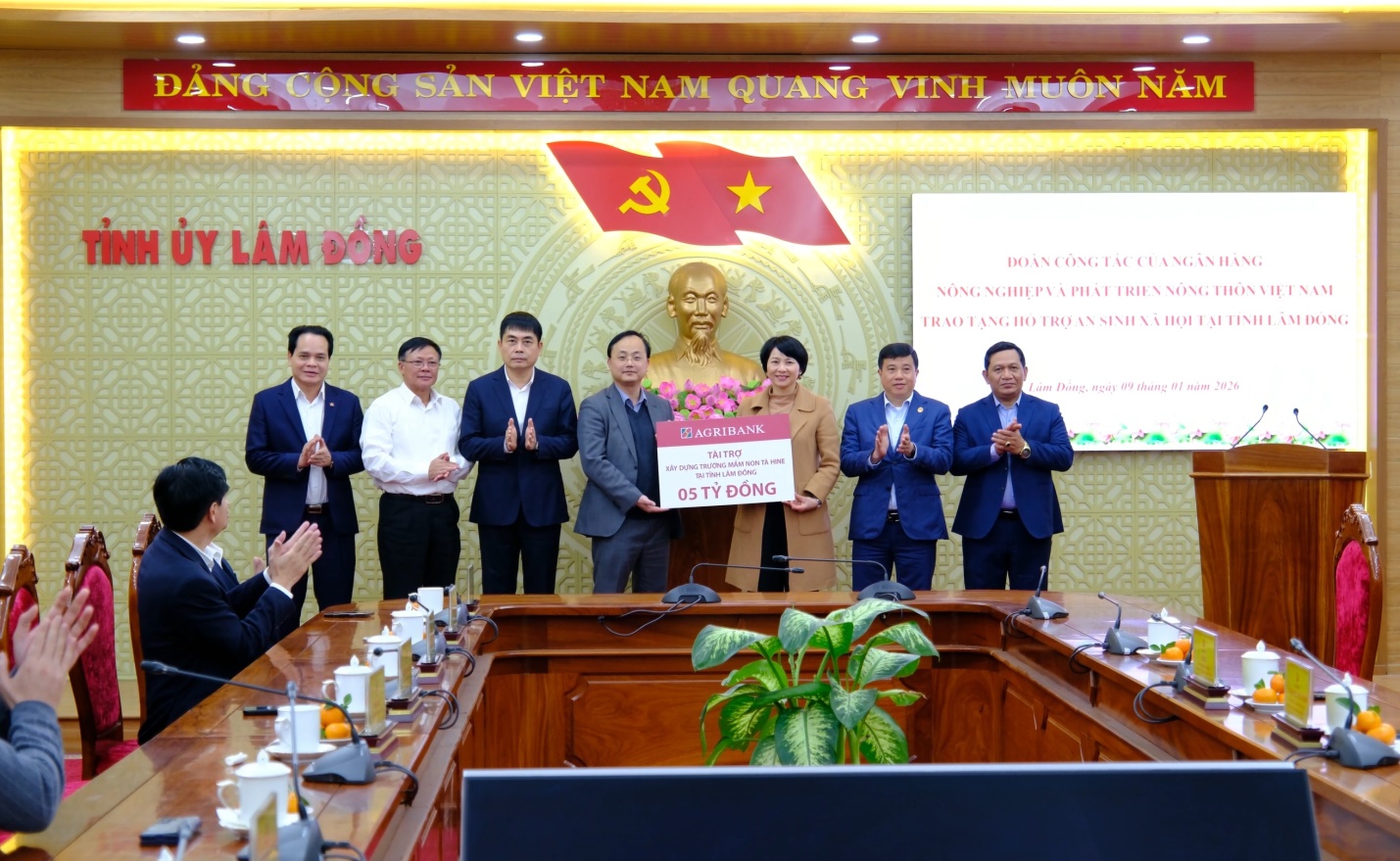 Agribank trao tặng 5 tỷ đồng chung tay chăm lo an sinh xã hội tại Lâm Đồng- Ảnh 1. C:\Users\Admin\Downloads\bipragribanknhhtrngsmngy10012026\Anh 1.jpg