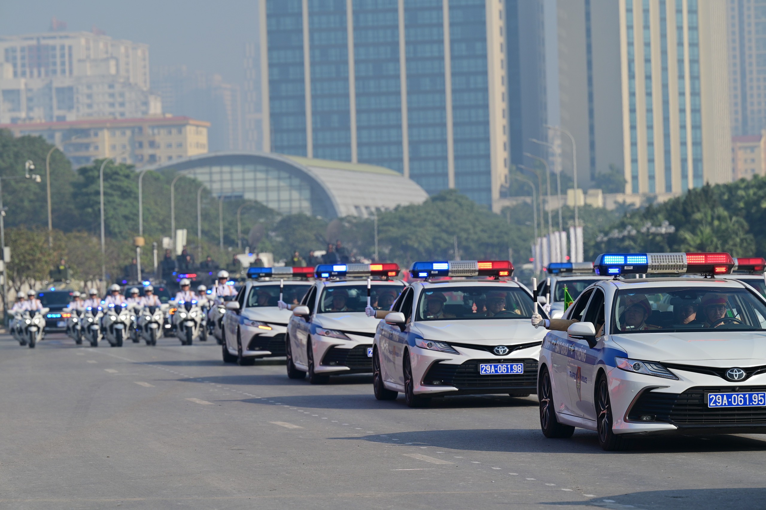 Công an trình diễn sức mạnh, phương tiện hiện đại tại lễ xuất quân bảo vệ Đại hội Đảng- Ảnh 5. Công an trình diễn sức mạnh, phương tiện hiện đại tại lễ xuất quân bảo vệ Đại hội Đảng- Ảnh 5.