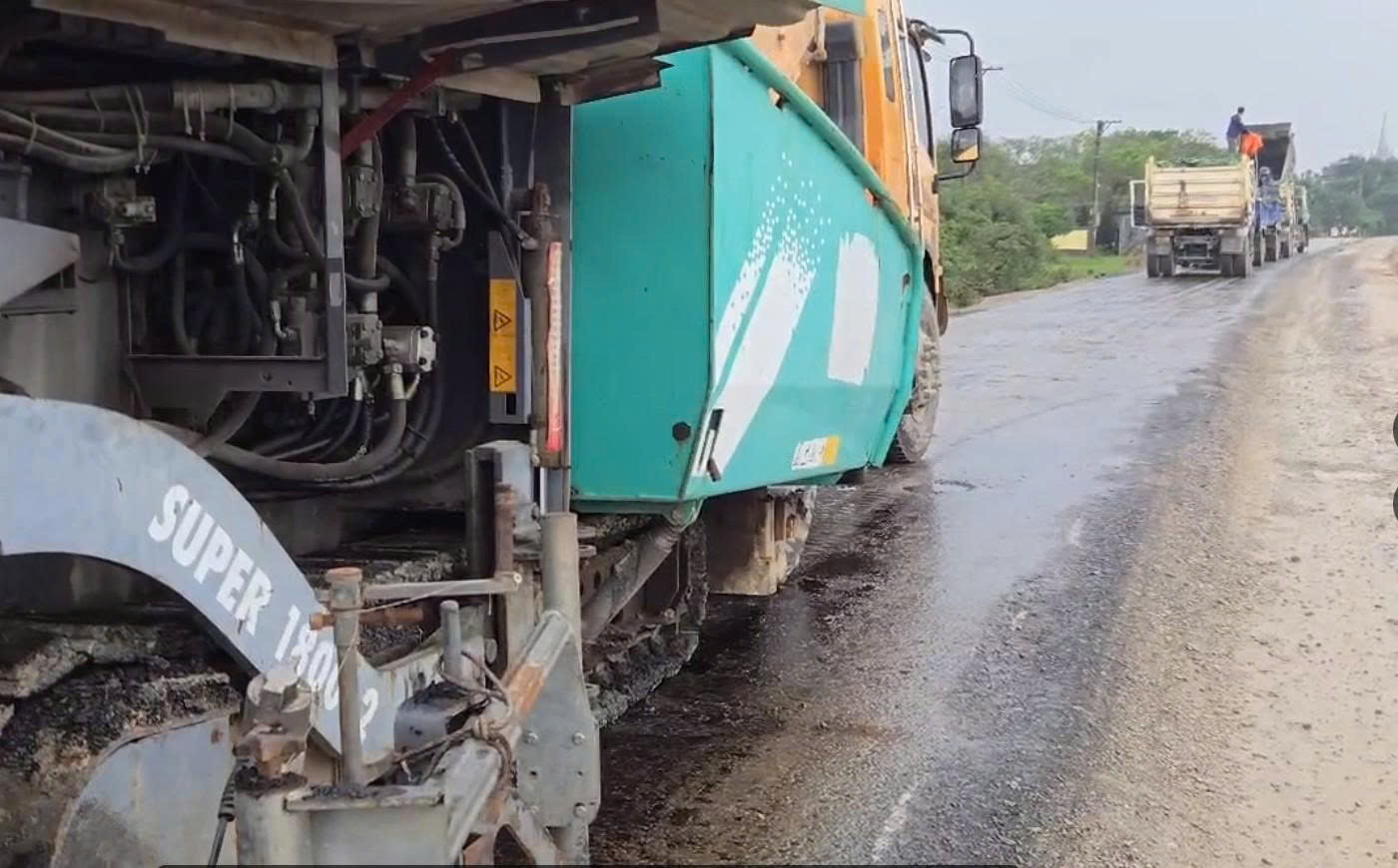 Huế: Kiểm tra mặt đường QL49B thảm nhựa gặp mưa, kh&ocirc;ng đạt sẽ c&agrave;o b&oacute;c l&agrave;m lại- Ảnh 2.