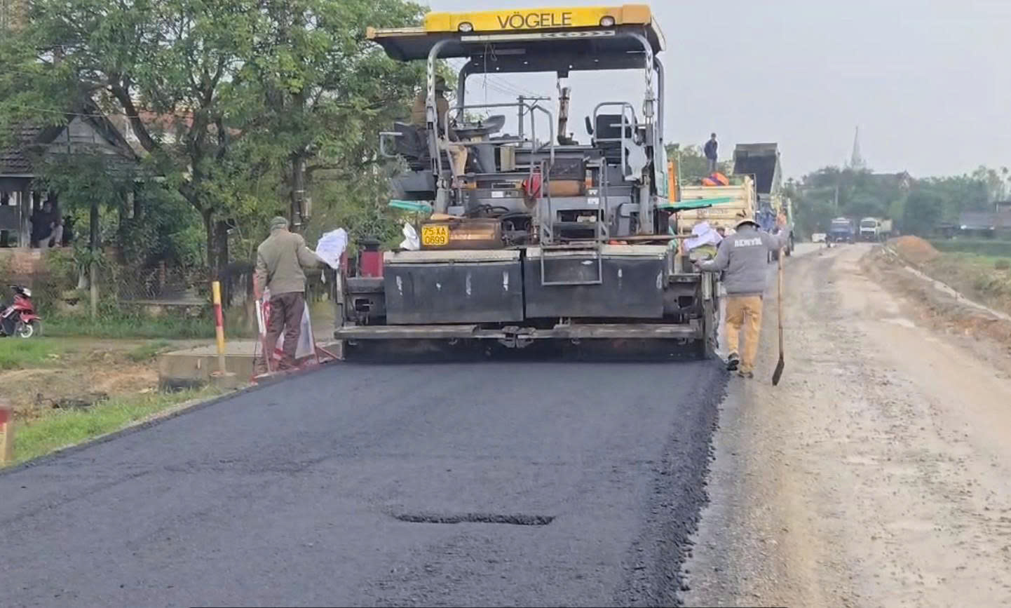 Huế: Kiểm tra mặt đường QL49B thảm nhựa gặp mưa, kh&ocirc;ng đạt sẽ c&agrave;o b&oacute;c l&agrave;m lại- Ảnh 3.