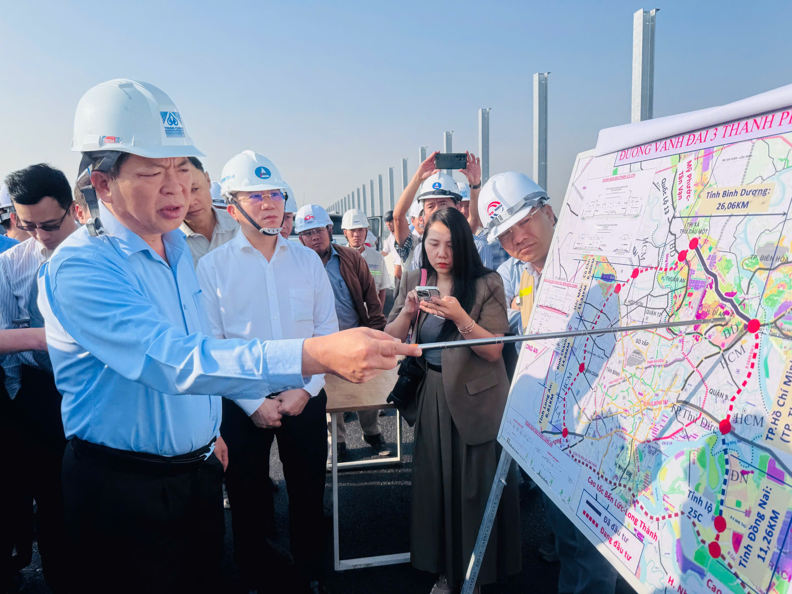 Bộ trưởng Trần Hồng Minh kiểm tra dự án phía Nam: Không đánh đổi chất lượng lấy tiến độ- Ảnh 1. Bộ trưởng Trần Hồng Minh kiểm tra dự án phía Nam: Không đánh đổi chất lượng lấy tiến độ- Ảnh 1.