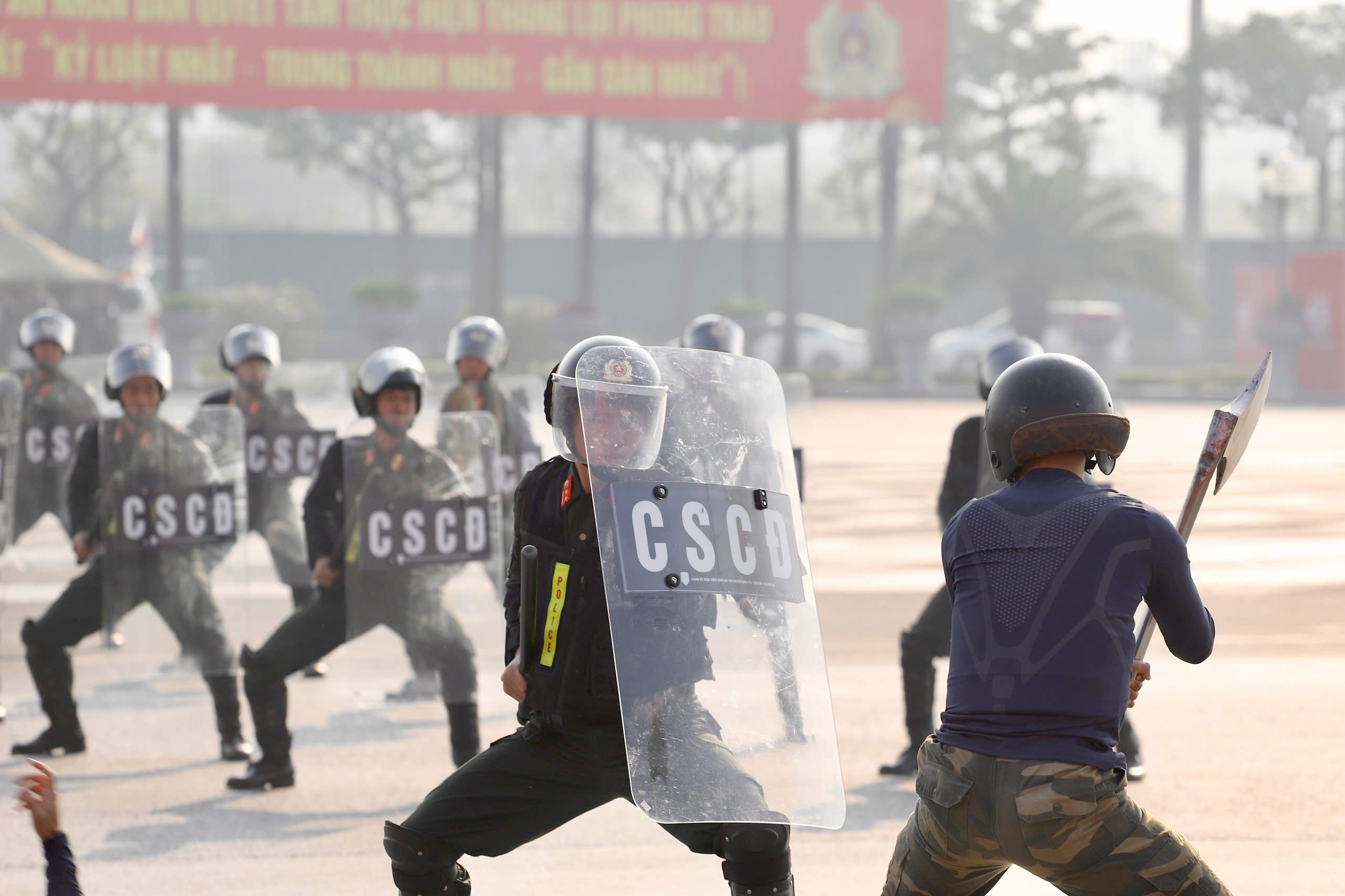 Công an trình diễn sức mạnh, phương tiện hiện đại tại lễ xuất quân bảo vệ Đại hội Đảng- Ảnh 17. Công an trình diễn sức mạnh, phương tiện hiện đại tại lễ xuất quân bảo vệ Đại hội Đảng- Ảnh 17.