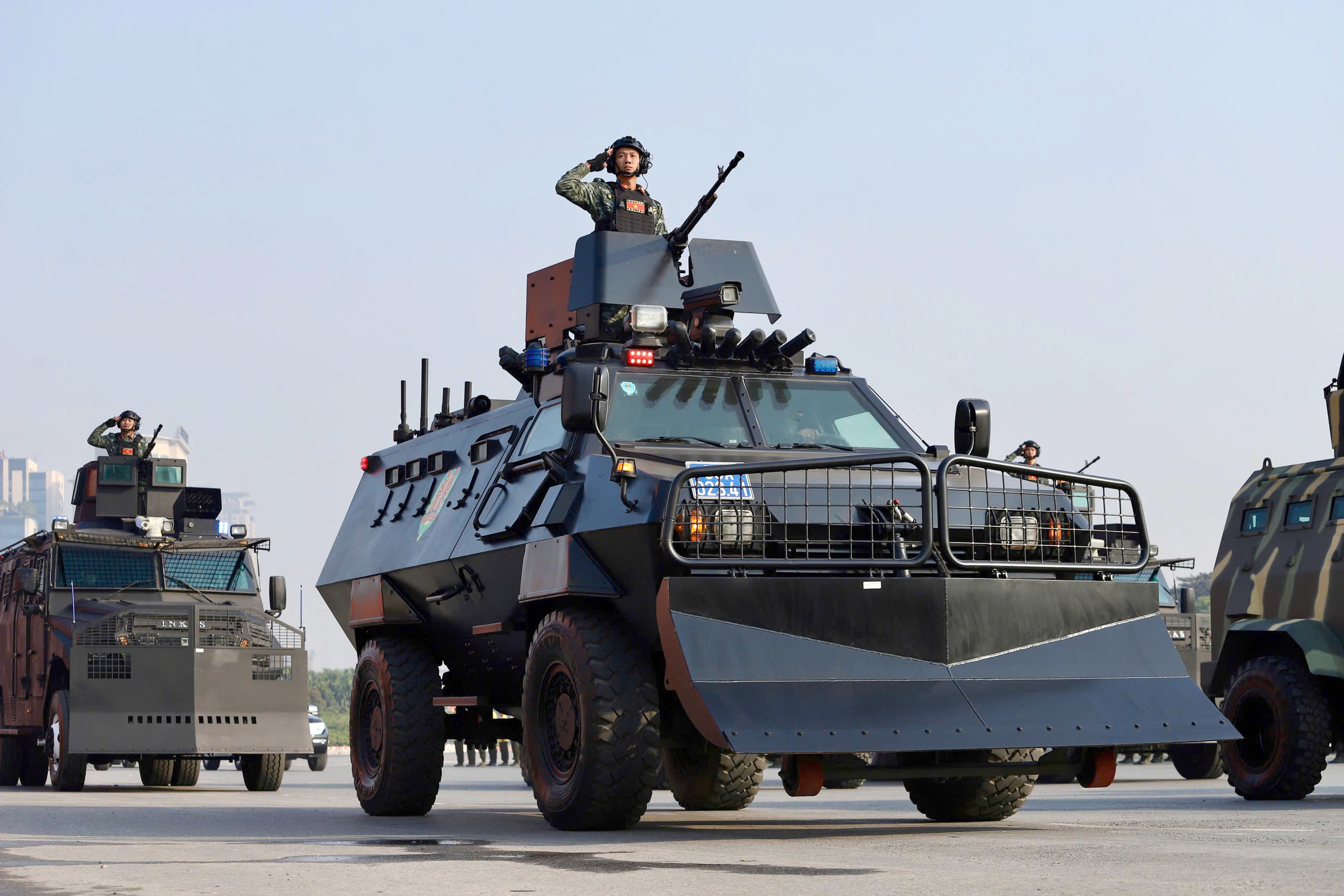 Công an trình diễn sức mạnh, phương tiện hiện đại tại lễ xuất quân bảo vệ Đại hội Đảng- Ảnh 12. Công an trình diễn sức mạnh, phương tiện hiện đại tại lễ xuất quân bảo vệ Đại hội Đảng- Ảnh 12.