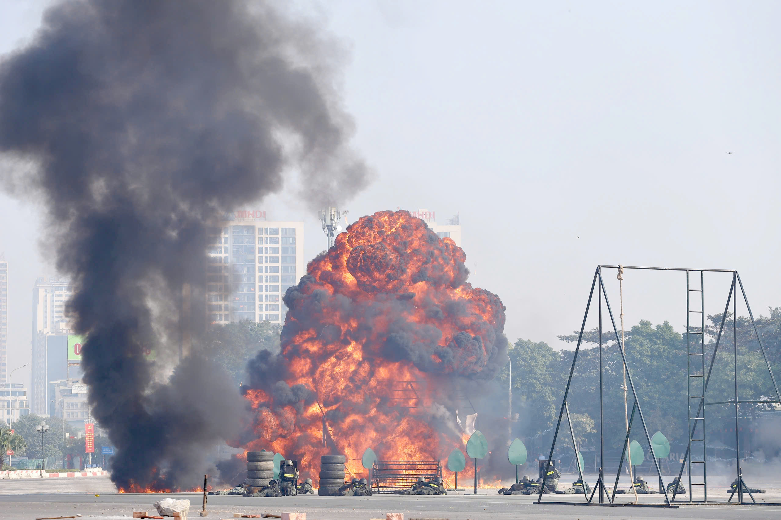 Công an trình diễn sức mạnh, phương tiện hiện đại tại lễ xuất quân bảo vệ Đại hội Đảng- Ảnh 19. Công an trình diễn sức mạnh, phương tiện hiện đại tại lễ xuất quân bảo vệ Đại hội Đảng- Ảnh 19.