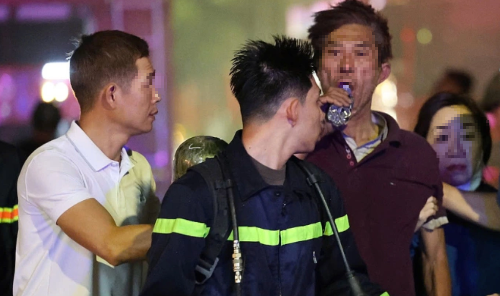 Cảnh sát giải cứu người mắc kẹt trong đám cháy tiệm giặt ủi ở Đồng Nai- Ảnh 7. Cảnh sát giải cứu người mắc kẹt trong đám cháy tiệm giặt ủi ở Đồng Nai- Ảnh 7.