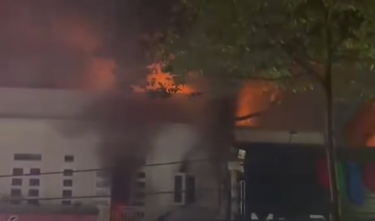 Cảnh sát giải cứu người mắc kẹt trong đám cháy tiệm giặt ủi ở Đồng Nai- Ảnh 3. Cảnh sát giải cứu người mắc kẹt trong đám cháy tiệm giặt ủi ở Đồng Nai- Ảnh 3.